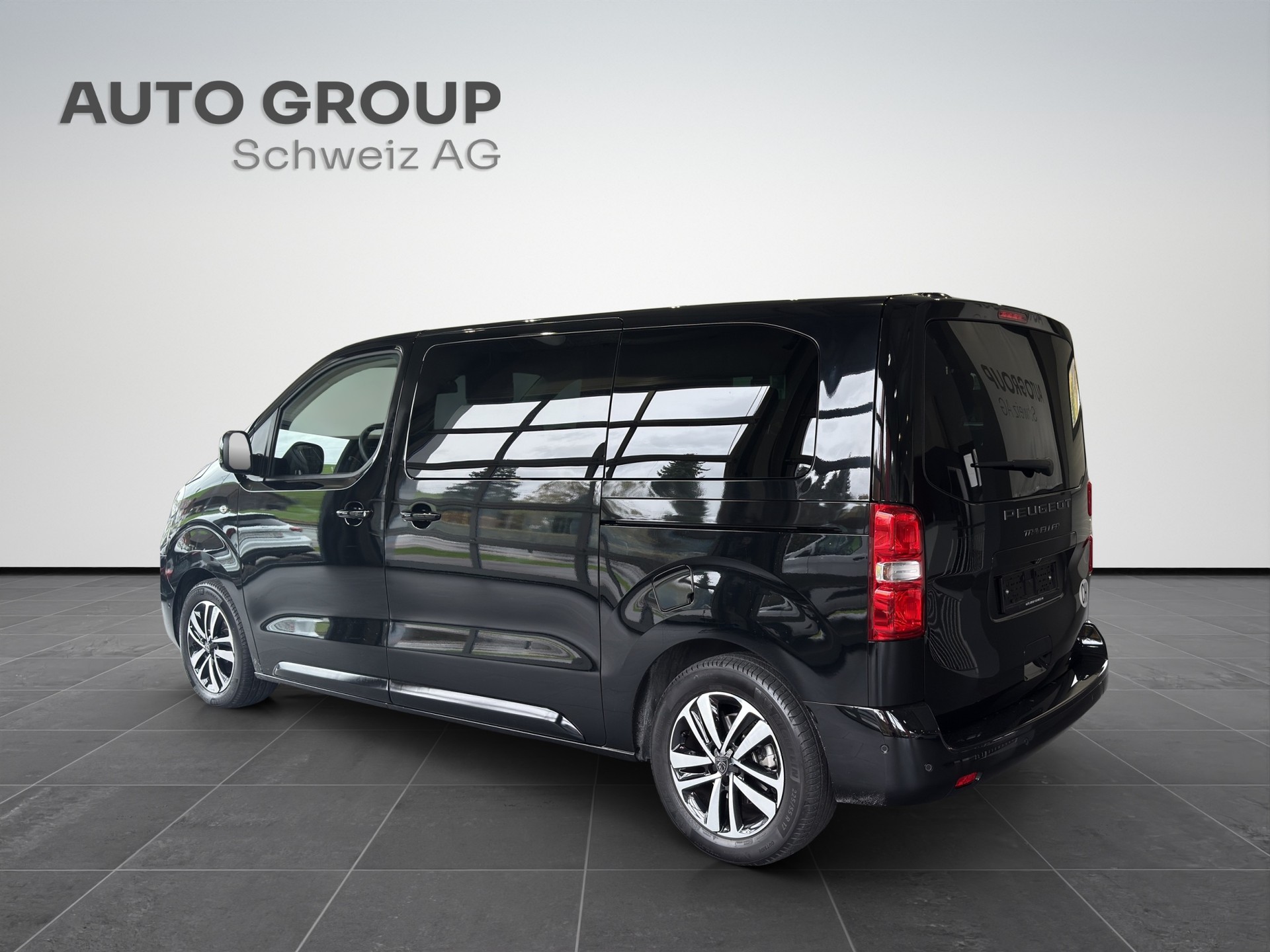 PEUGEOT Traveller 2.0 BlueHDi Business VIP Standard EAT8-image-2