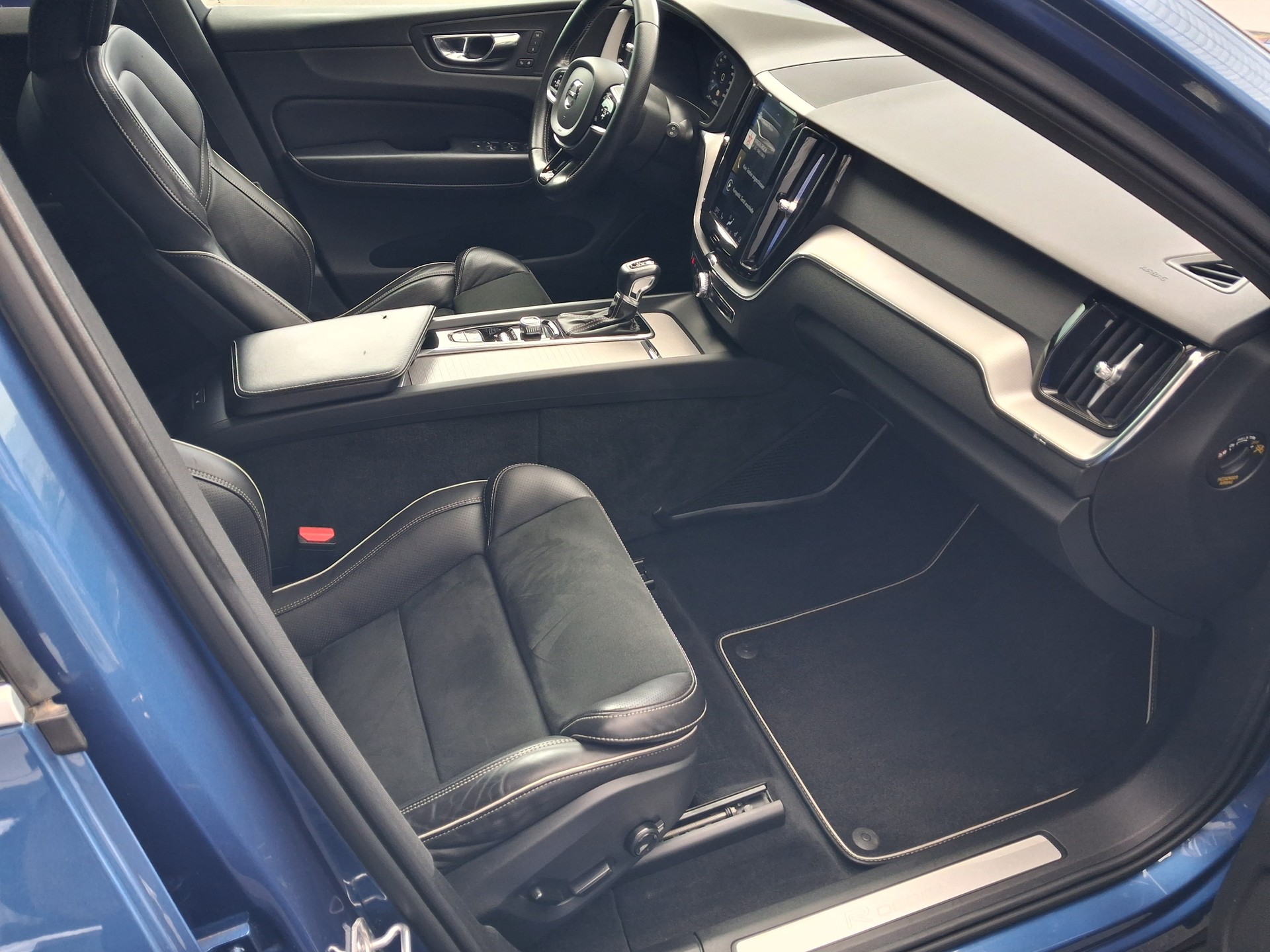 VOLVO XC60 T5 AWD R-Design-image-5
