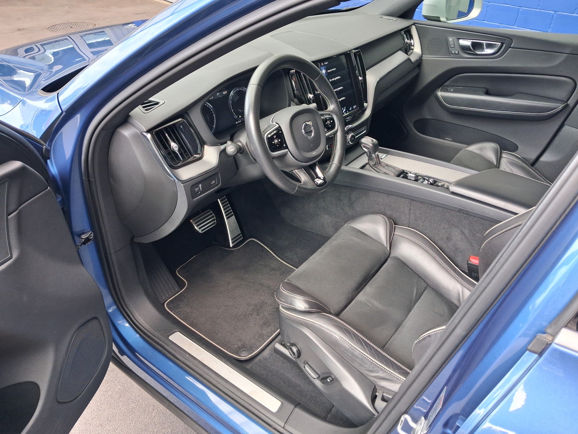 VOLVO XC60 T5 AWD R-Design-image-4