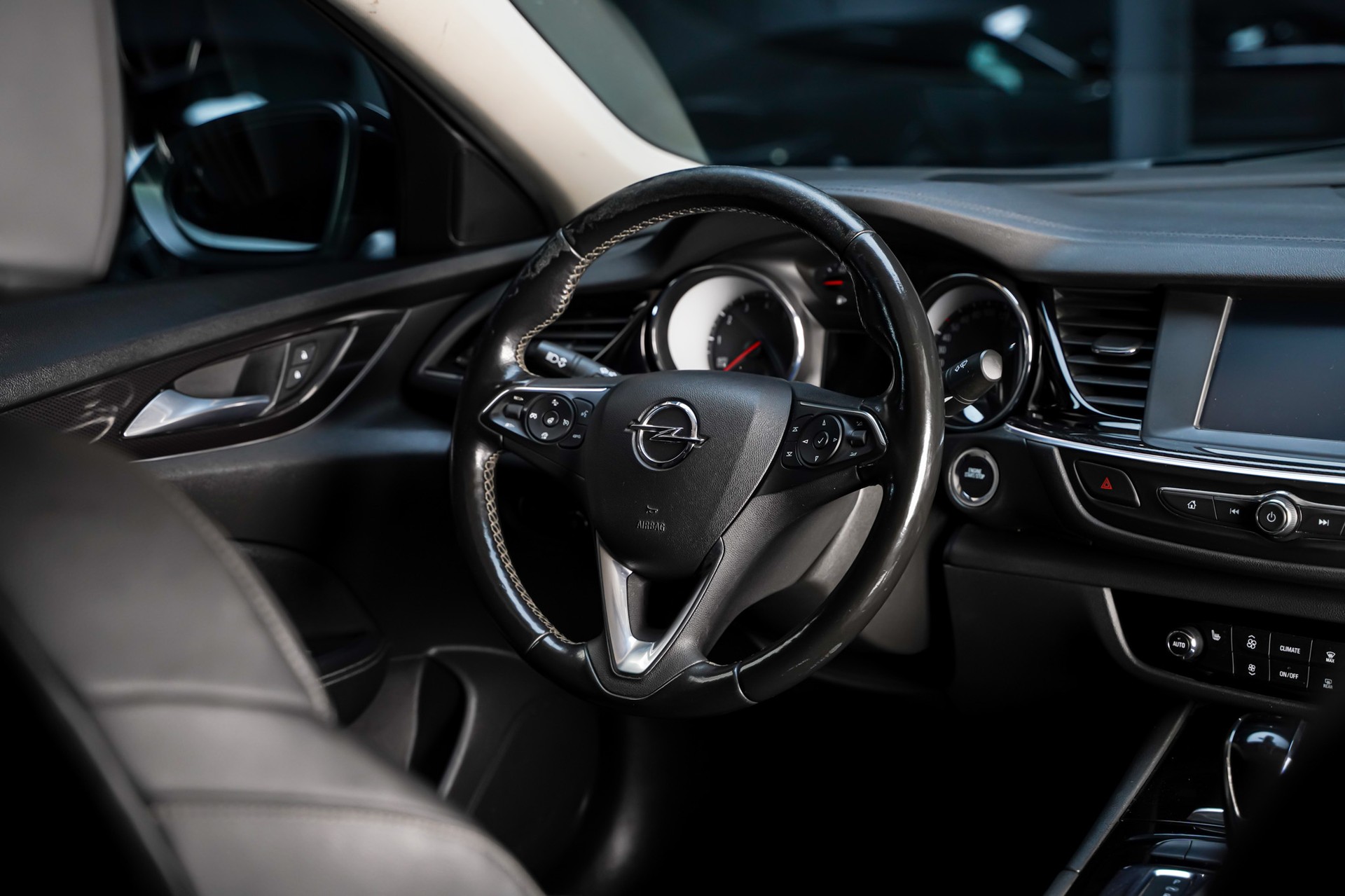 OPEL Insignia 2.0 T Edition Automatic-image-17