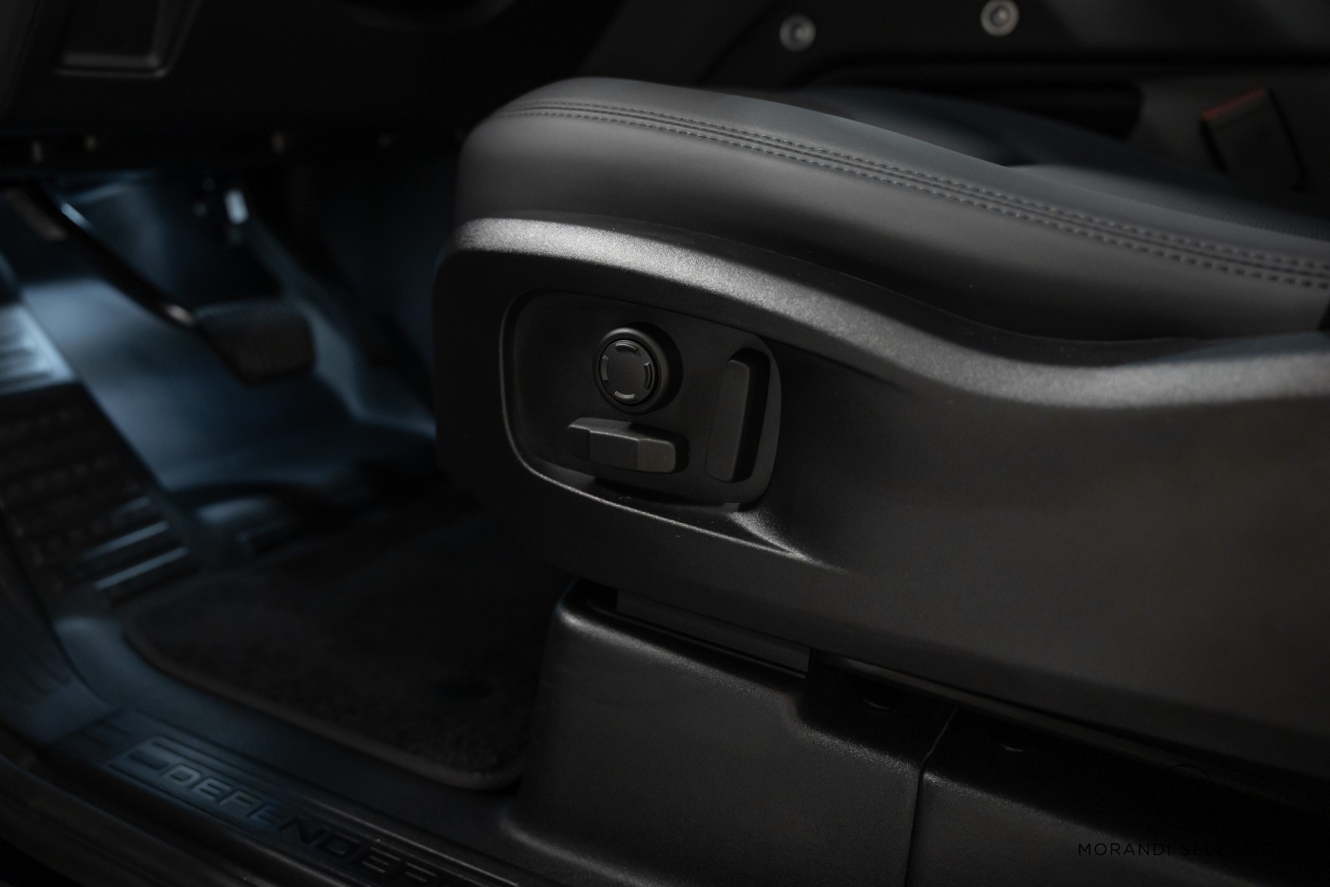 LAND ROVER Defender 110 3.0 D I6 250 X-Dynamic SE-image-21