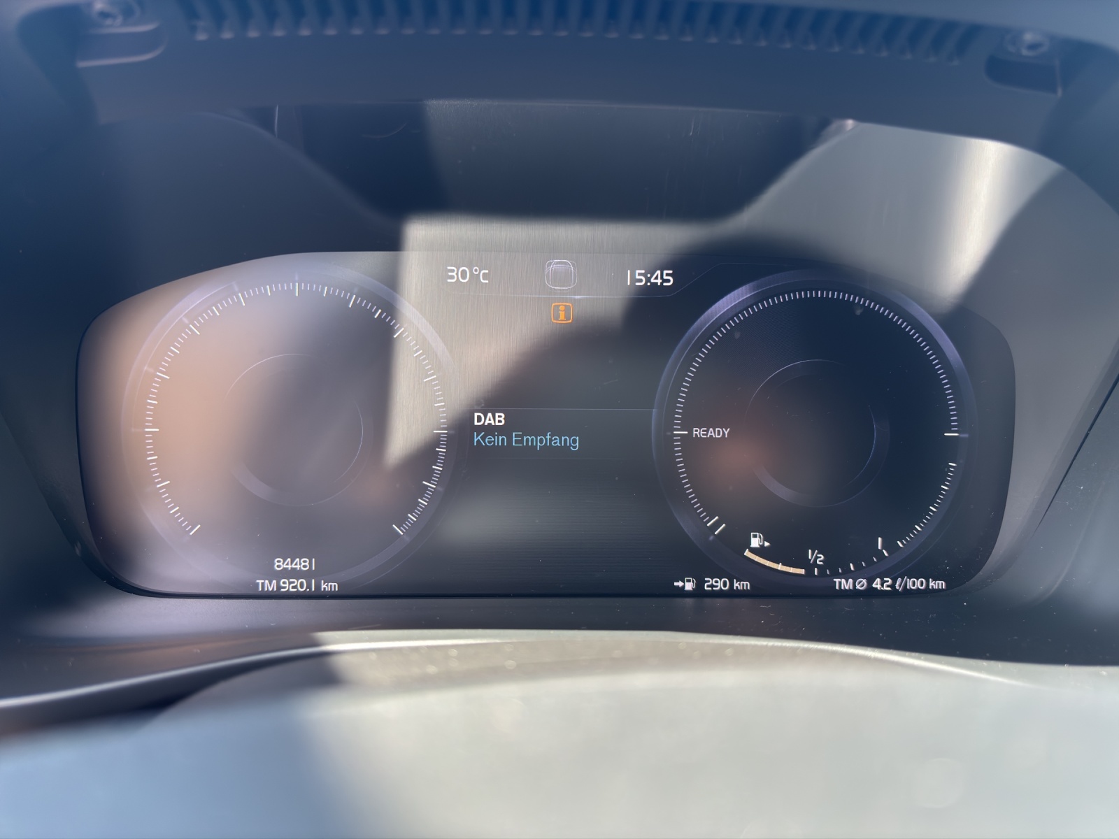 VOLVO XC40 1.5 T5 PiH Plus Bright-showroom-element-1