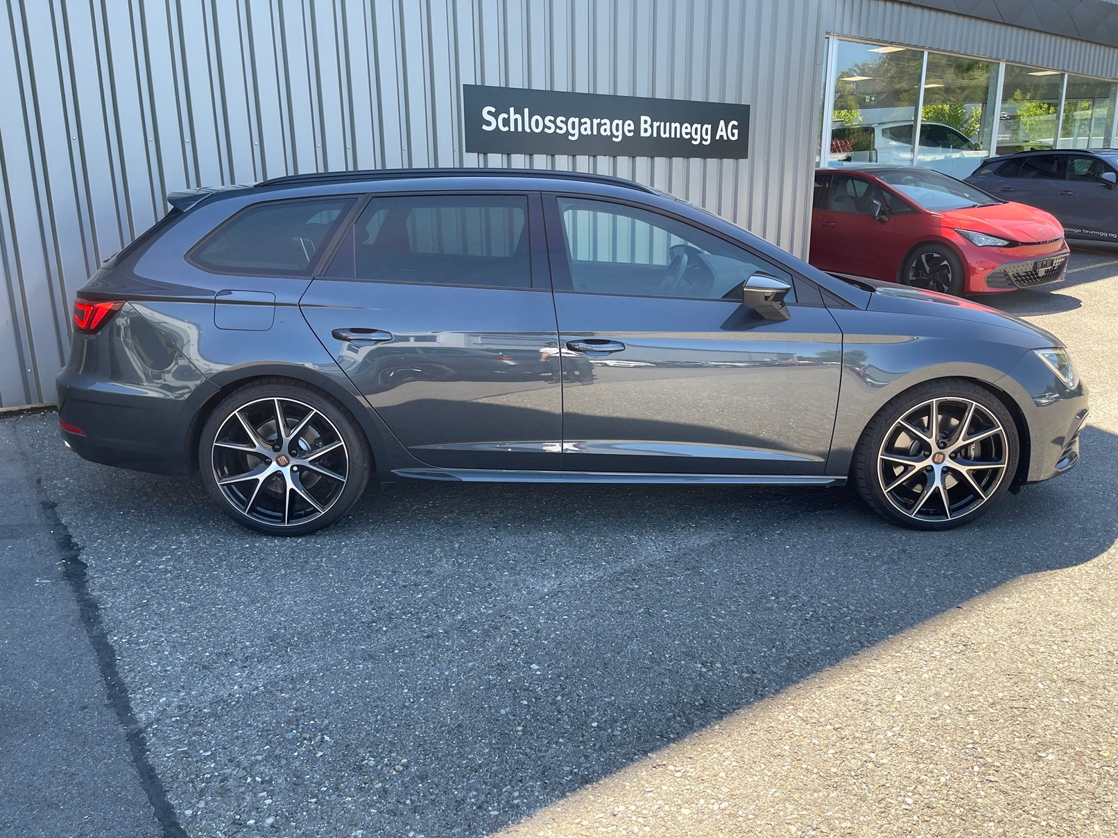 SEAT Leon ST 2.0 TSI Swiss Cupra 300 4 Drive DSG-image-1
