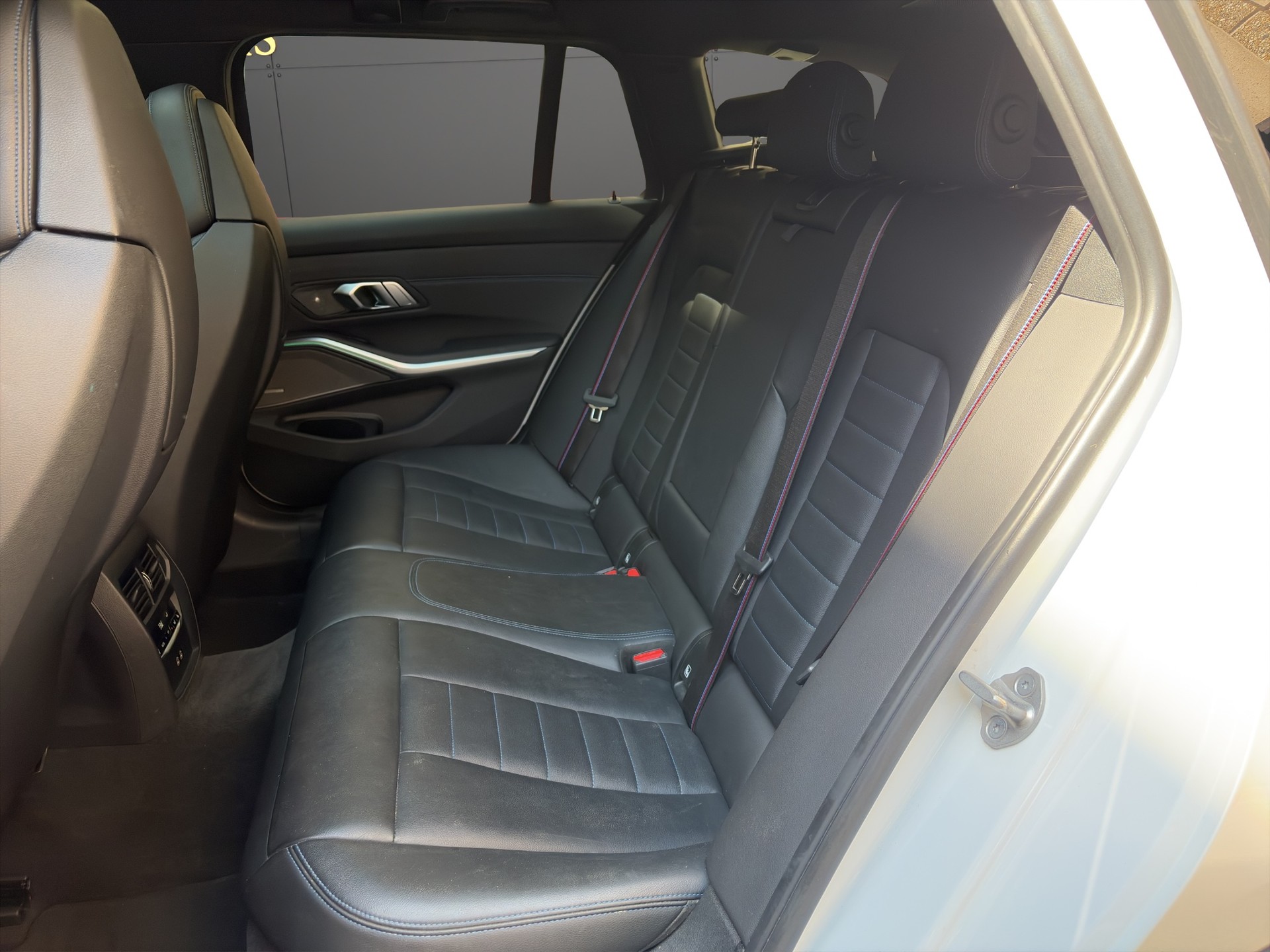 BMW 330d xDrive 48V Touring M Sport Steptronic-image-18