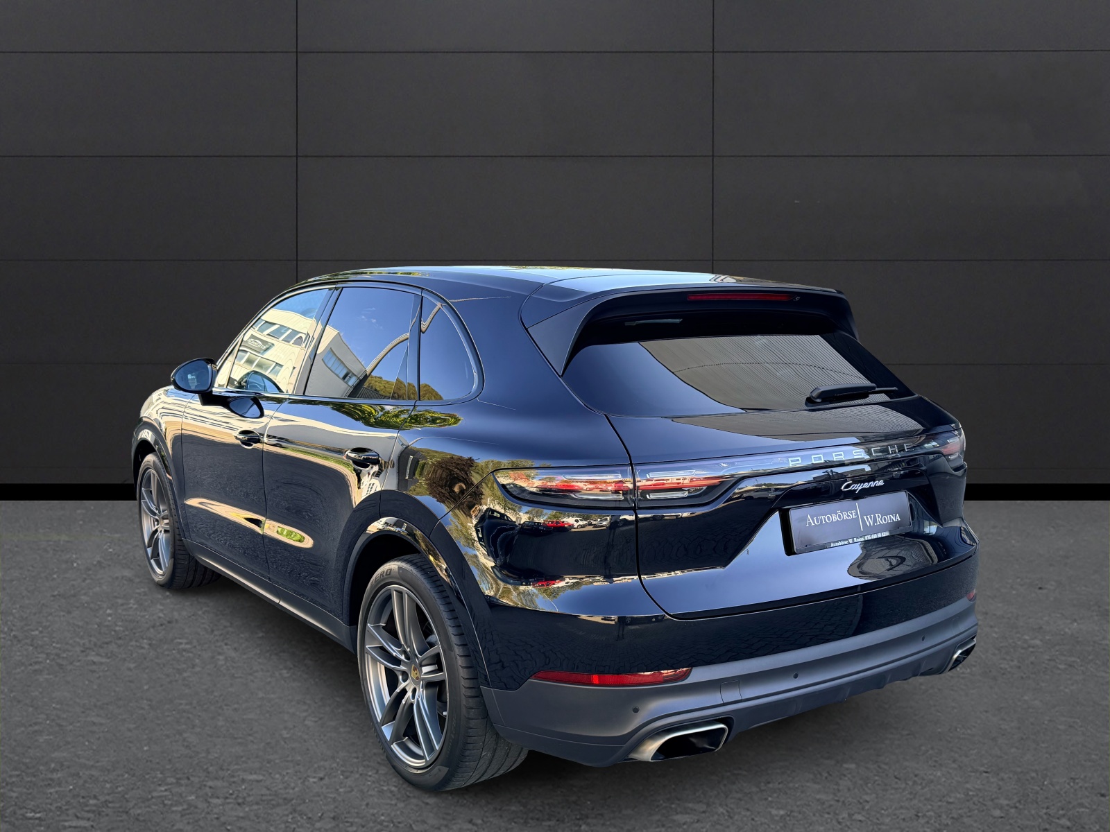 PORSCHE Cayenne-showroom-element-3
