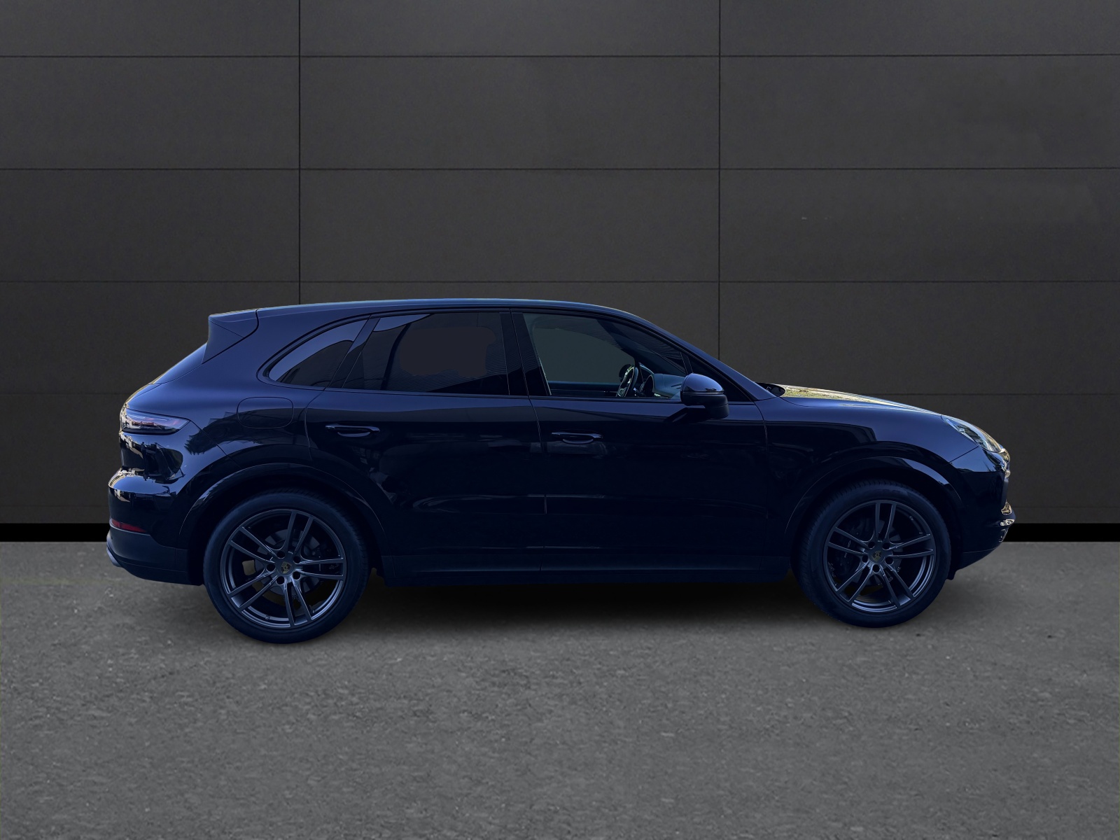PORSCHE Cayenne-showroom-element-1