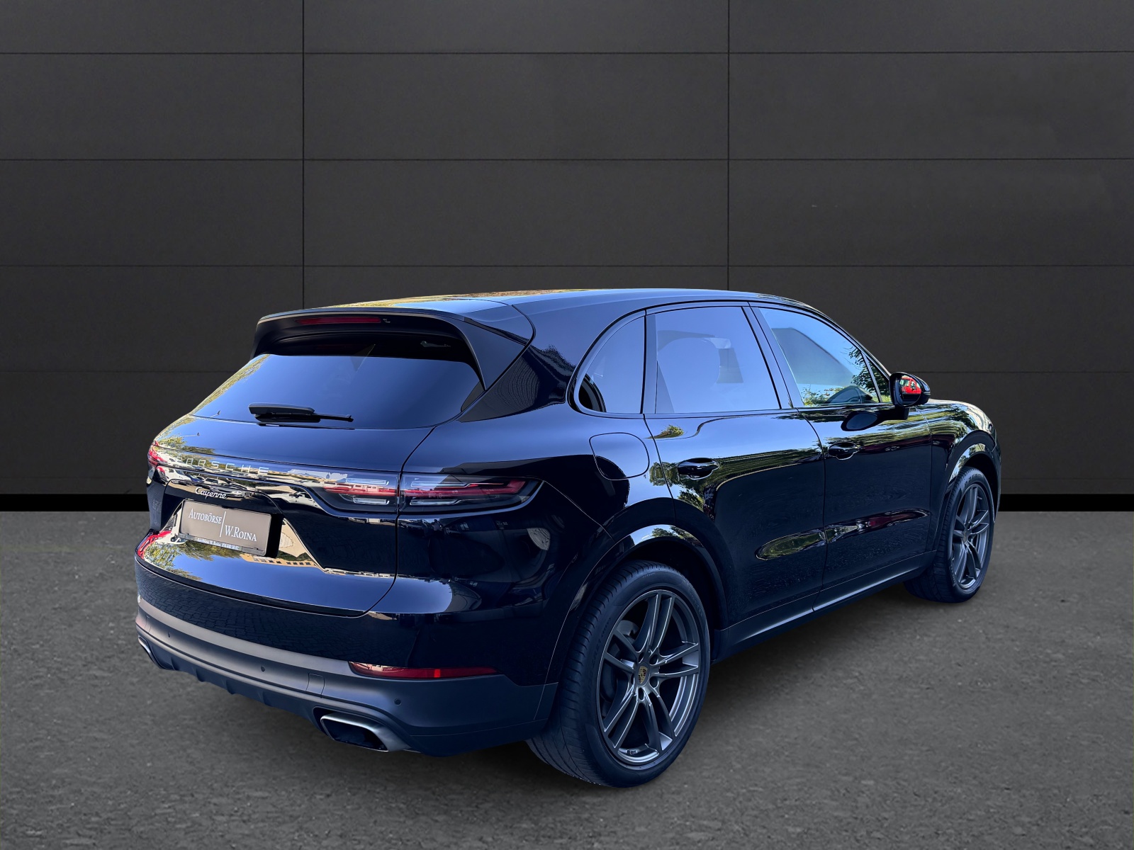 PORSCHE Cayenne-showroom-element-2