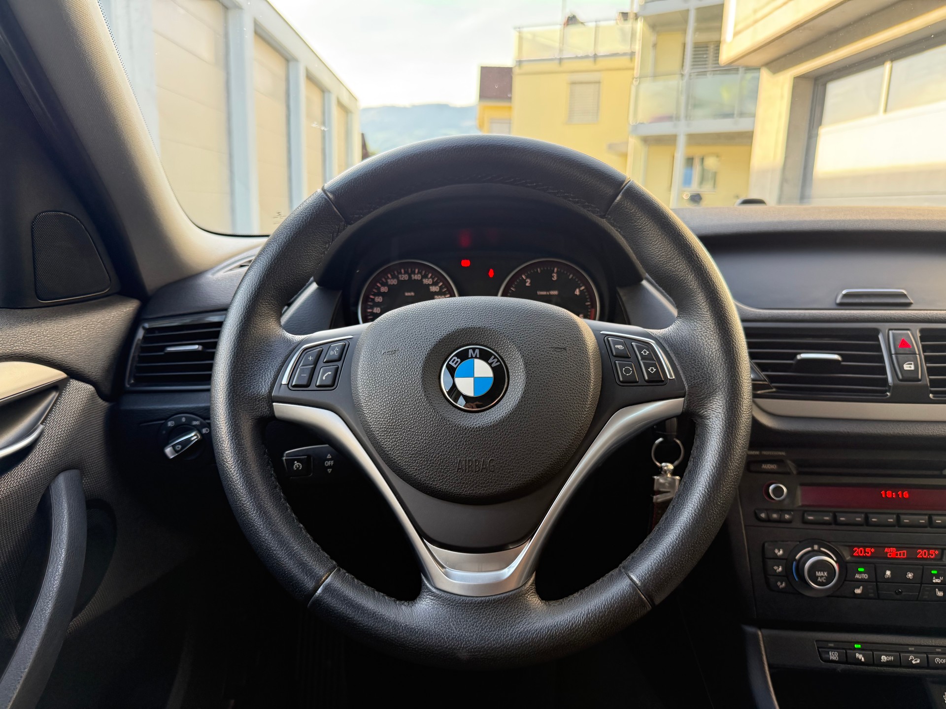 BMW X1 xDrive 18d-image-12