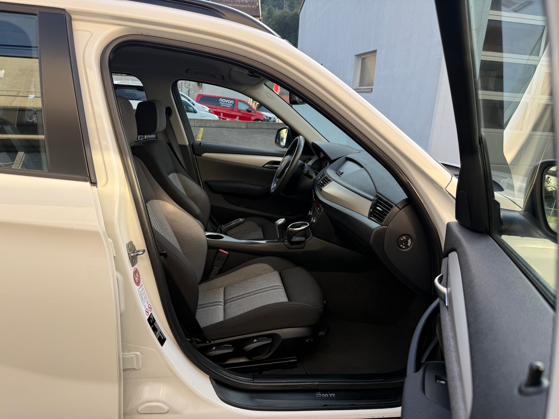 BMW X1 xDrive 18d-image-11
