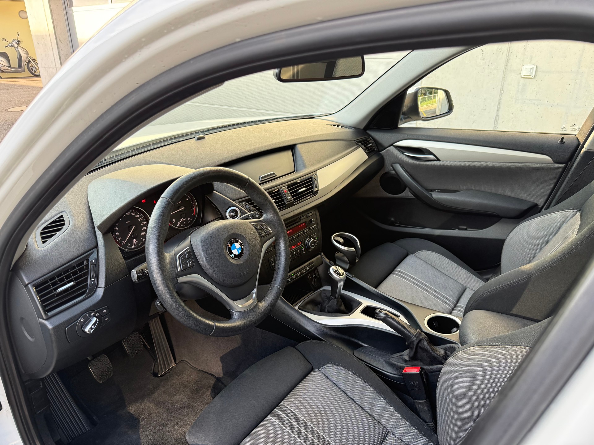 BMW X1 xDrive 18d-image-8