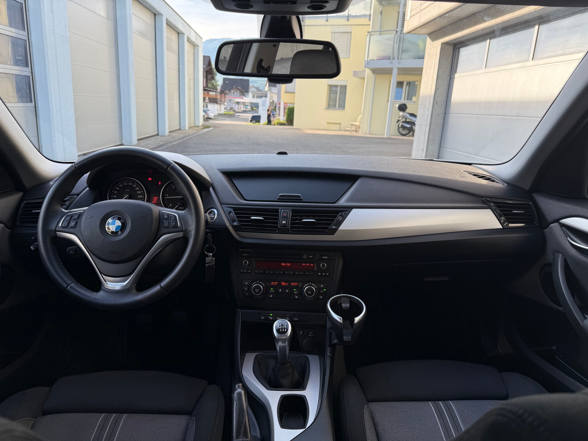 BMW X1 xDrive 18d-image-18