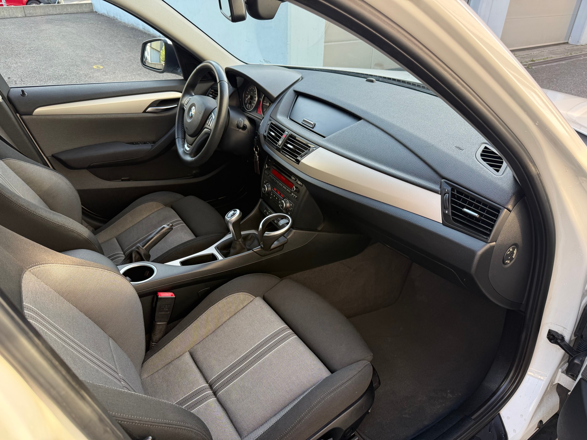 BMW X1 xDrive 18d-image-10