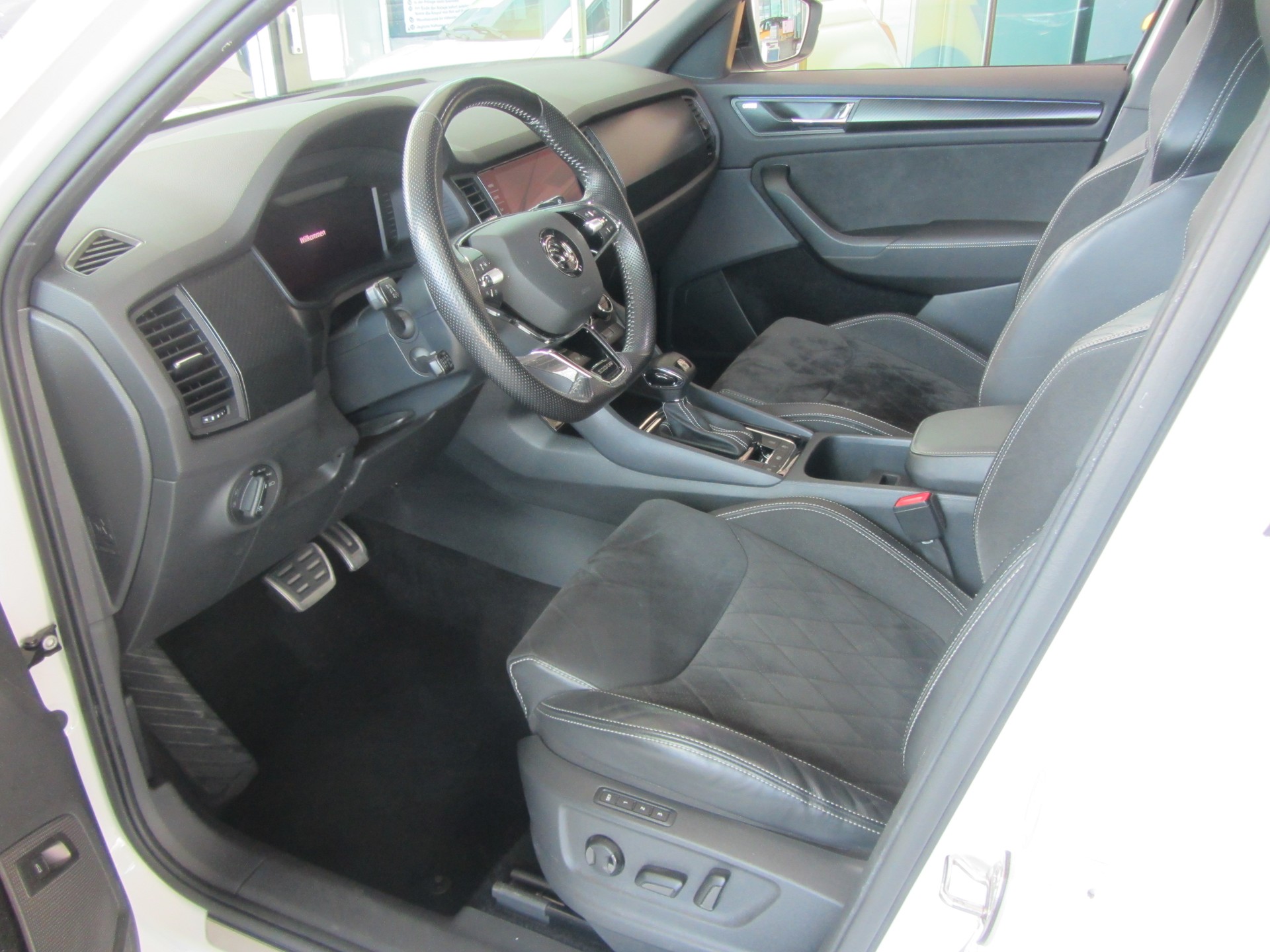SKODA Kodiaq 2.0 TSI 4x4 Sport Line-image-4