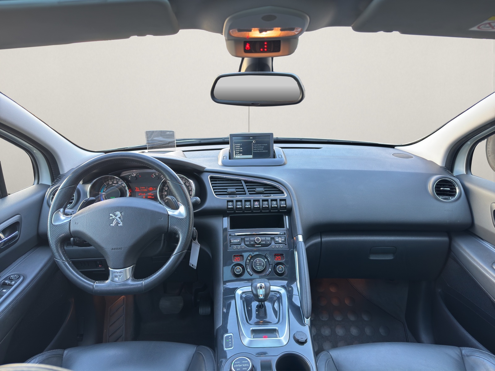 PEUGEOT 3008 HYbrid4 2.0 HDI ETG6-image-9