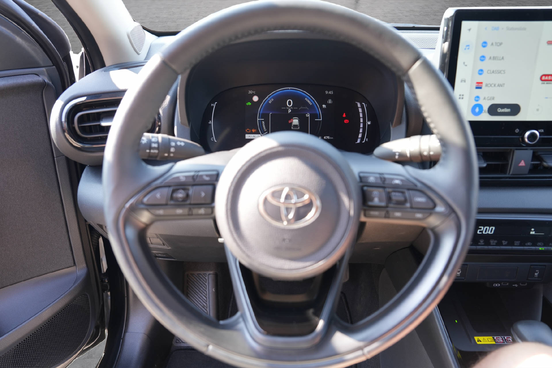 TOYOTA Yaris 1.5 VVT-i HSD Trend Plus-image-5