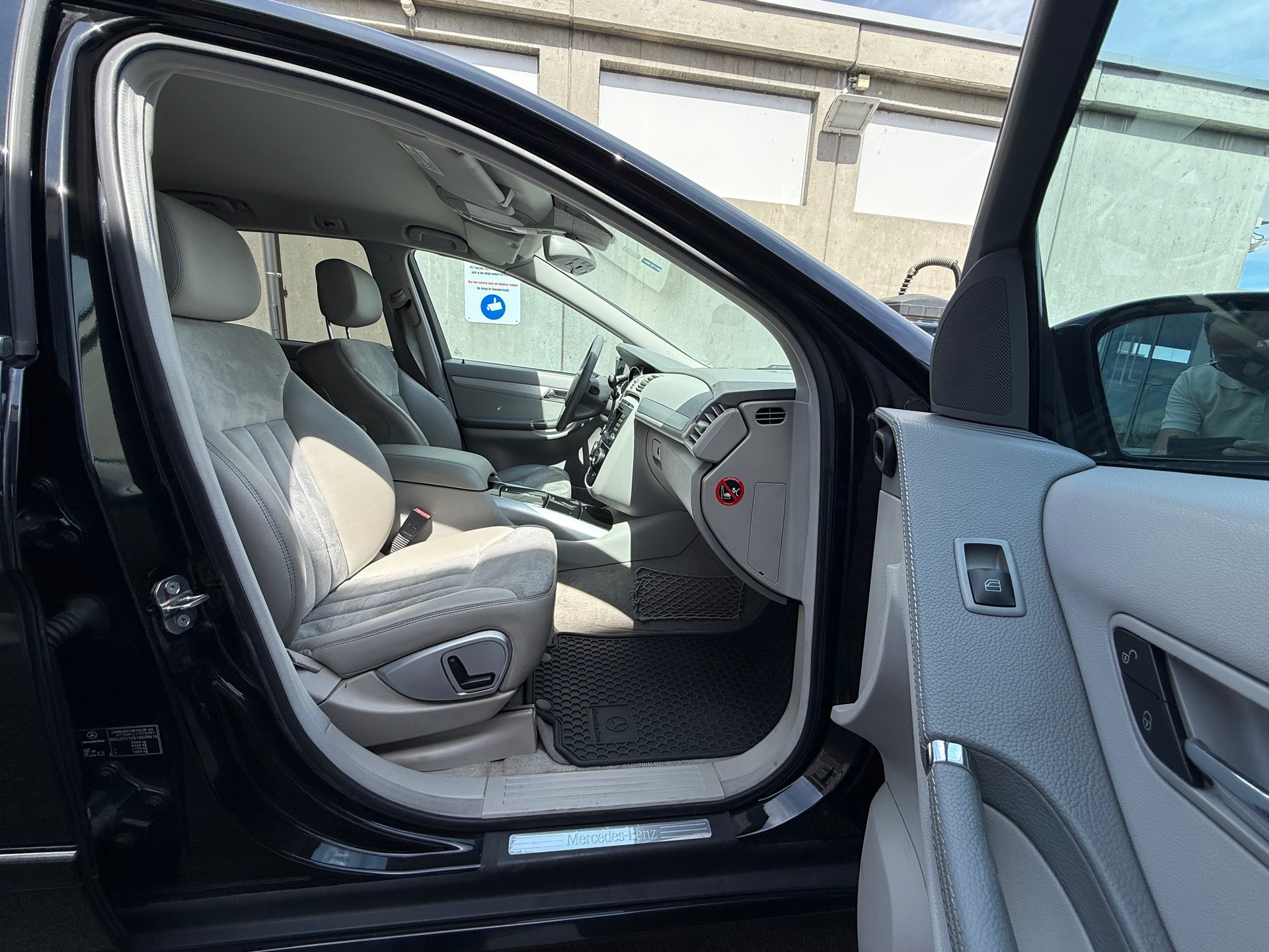 MERCEDES-BENZ R 350 L 4Matic 7G-Tronic *Frisch ab MFK *Tempomat *Leder/Alcantara *Zwei Schlüssel mit Fernbedienung *Veloträger-image-14