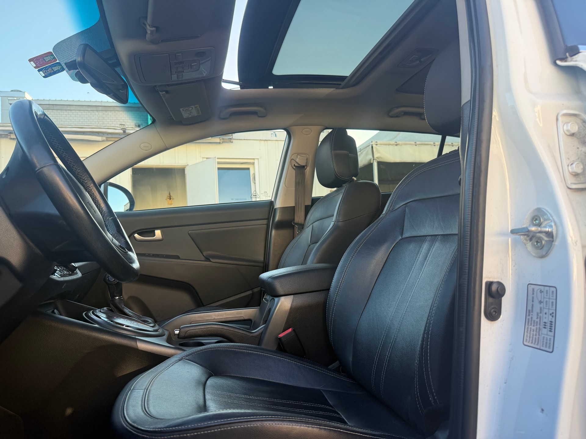 KIA Sportage 2.0 CRDi Style 4WD Automatic-image-8