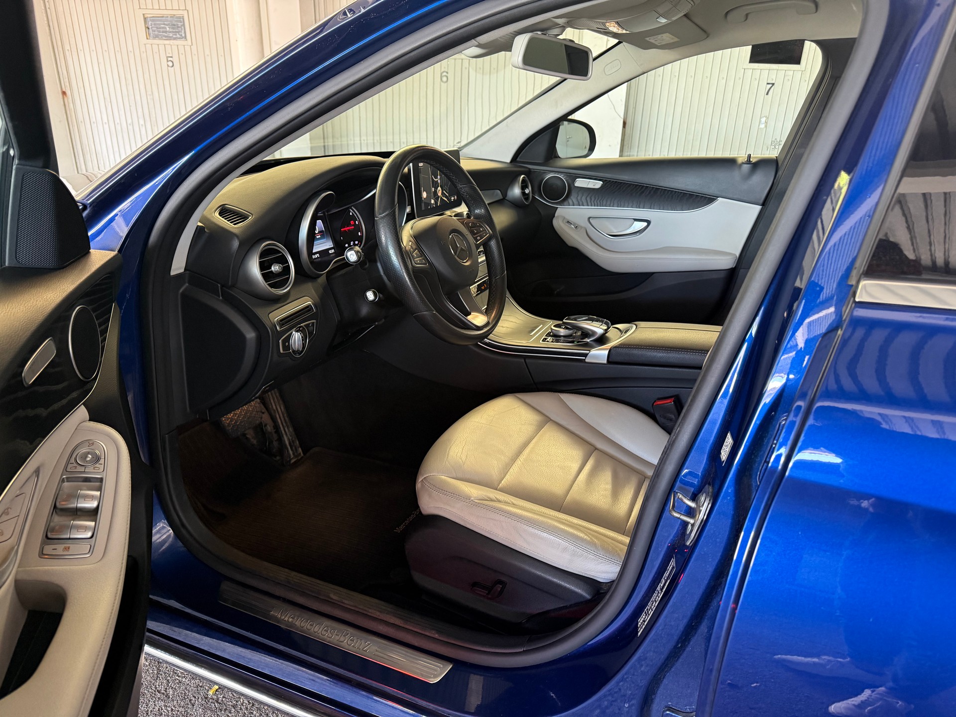 MERCEDES-BENZ C 250 d Swiss Star Exclusive 4Matic 9G-Tronic-image-7