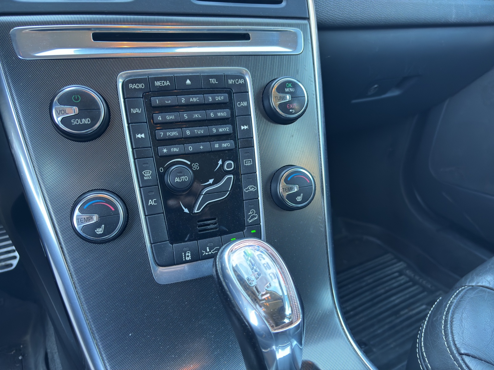 VOLVO XC60 D4 AWD R-Design Geartronic-image-7