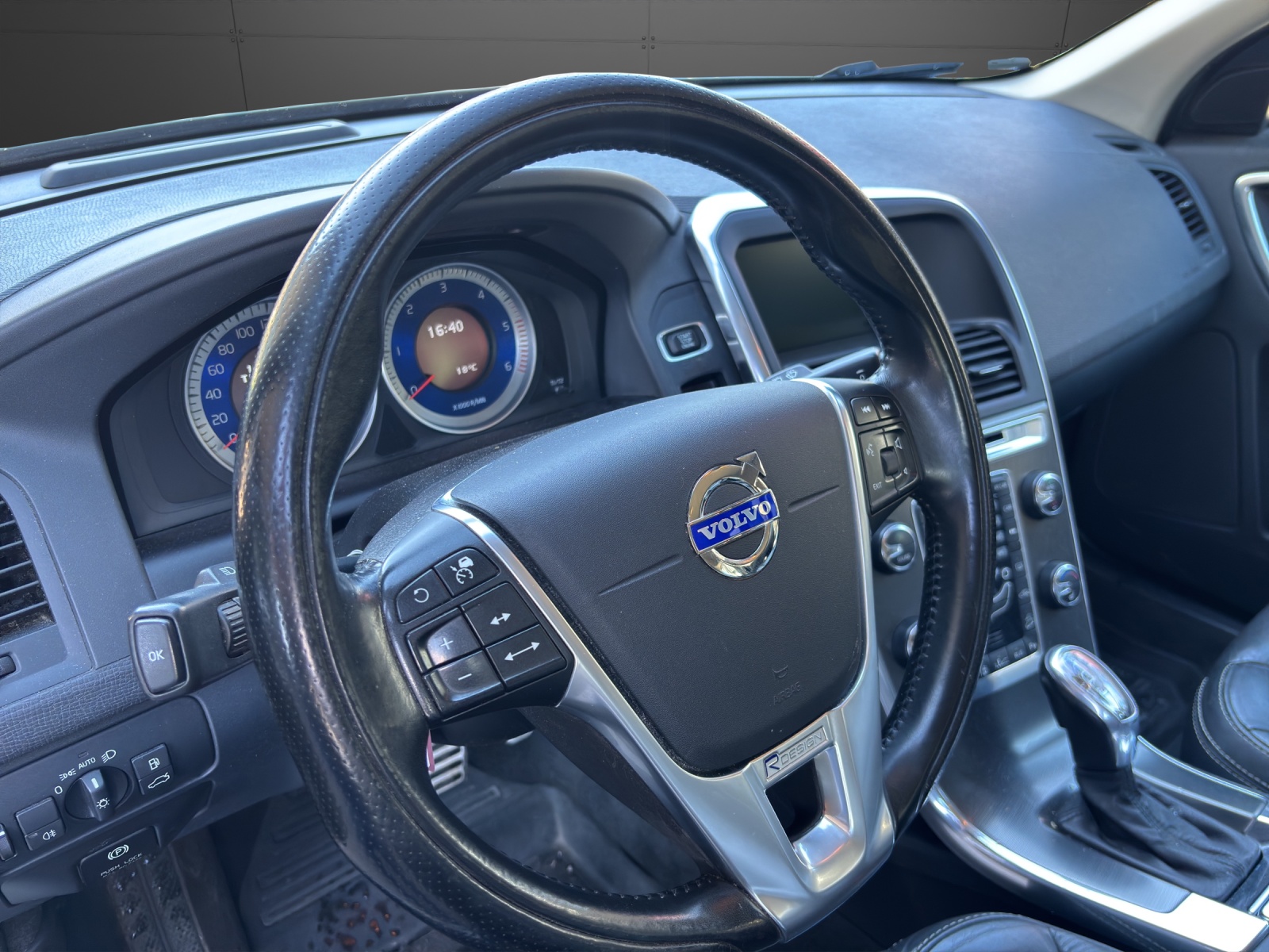 VOLVO XC60 D4 AWD R-Design Geartronic-image-2