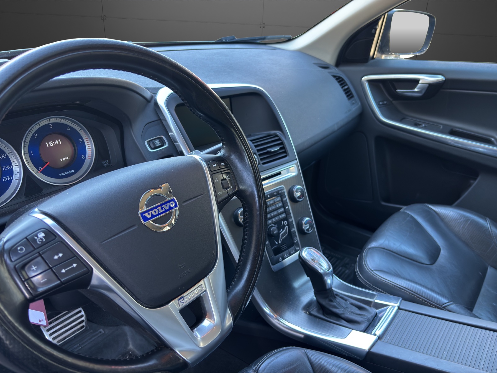 VOLVO XC60 D4 AWD R-Design Geartronic-image-4