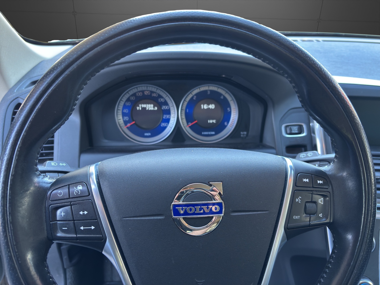 VOLVO XC60 D4 AWD R-Design Geartronic-image-3