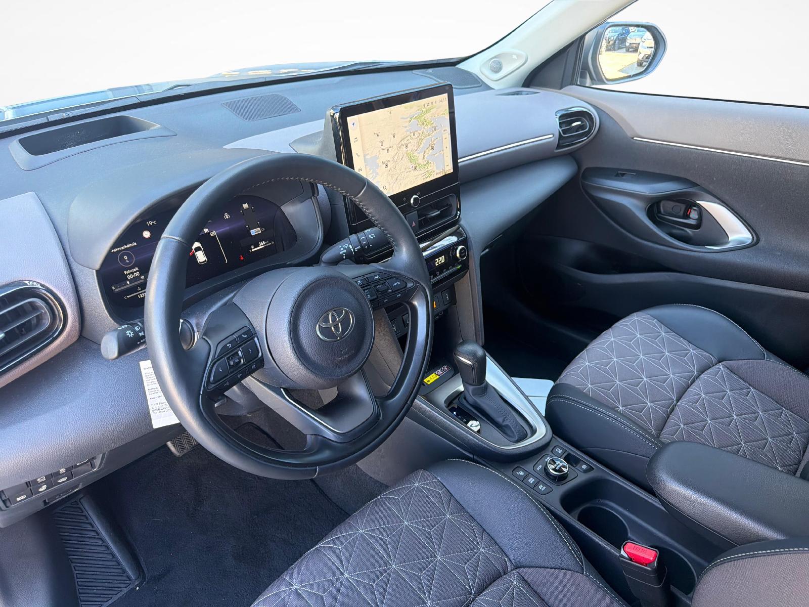 TOYOTA Yaris Cross 1.5 VVT-i HSD Premium AWD-i-image-13