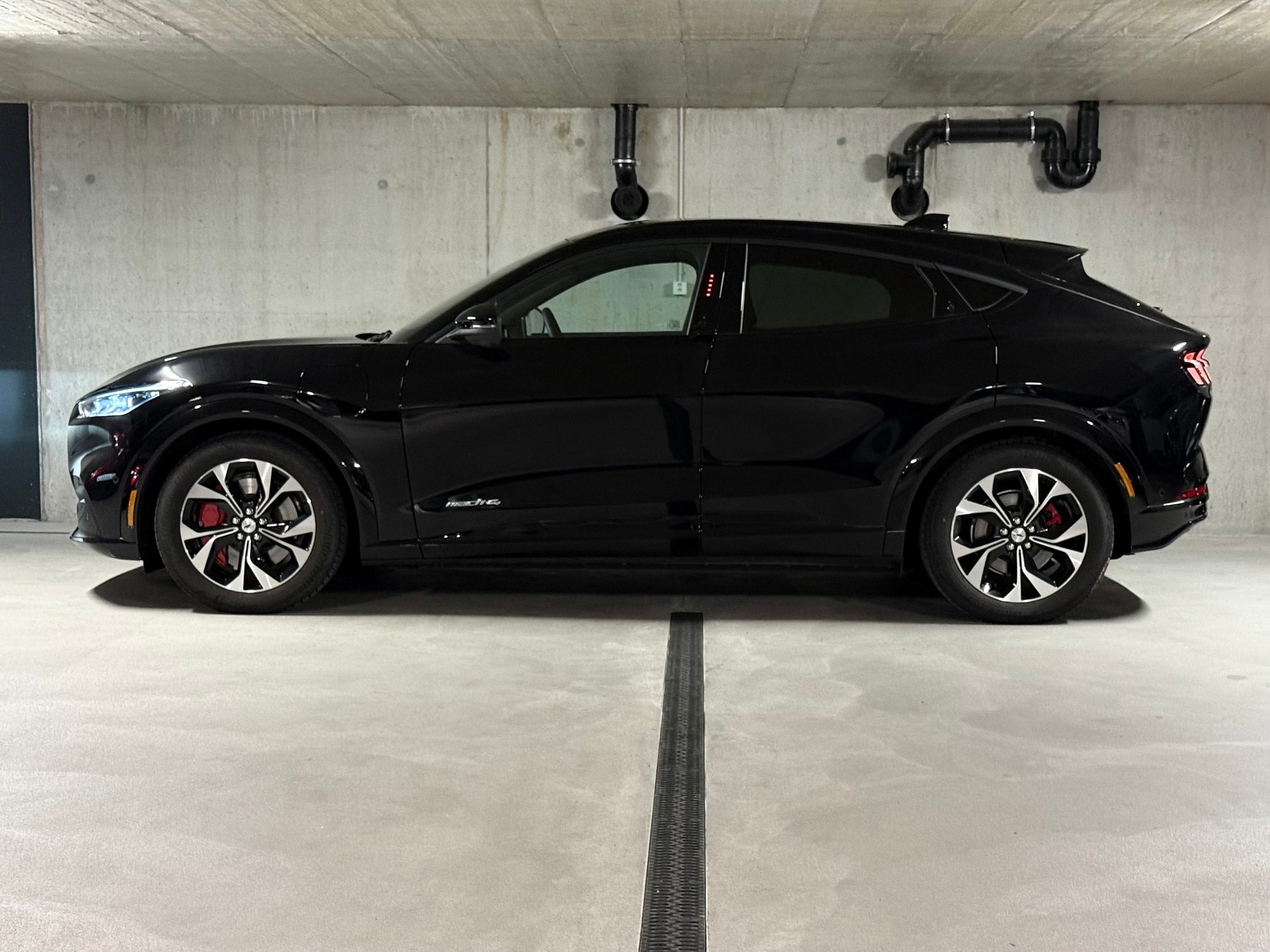 FORD Mustang MACH-E Premium AWD 88 kWh-image-3