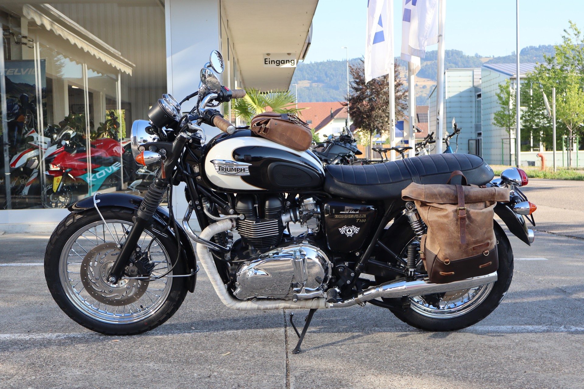 TRIUMPH Bonneville 900 i T 100-showroom-element-3