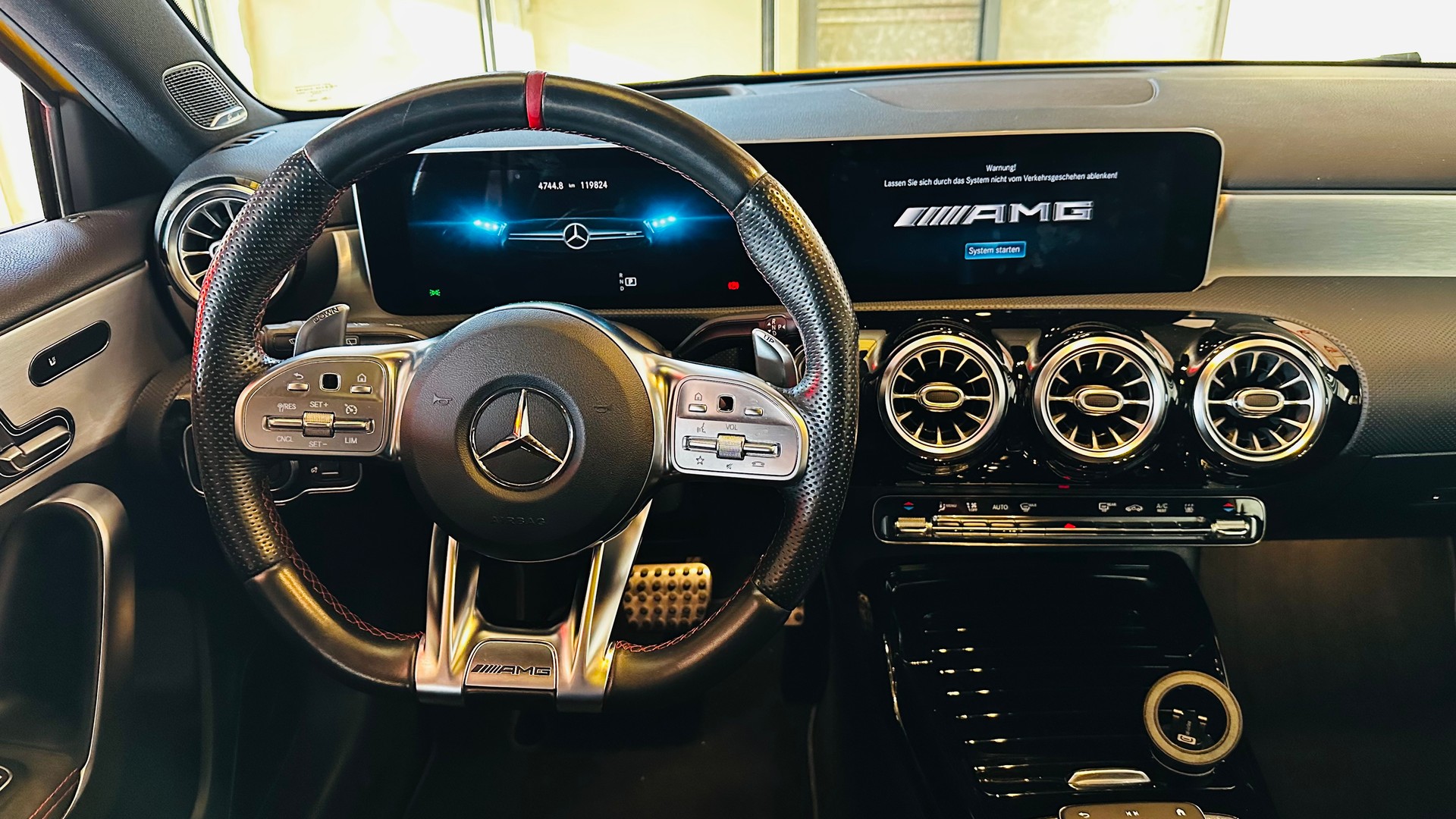 MERCEDES-BENZ A 35 AMG 4Matic Speedshift-image-11