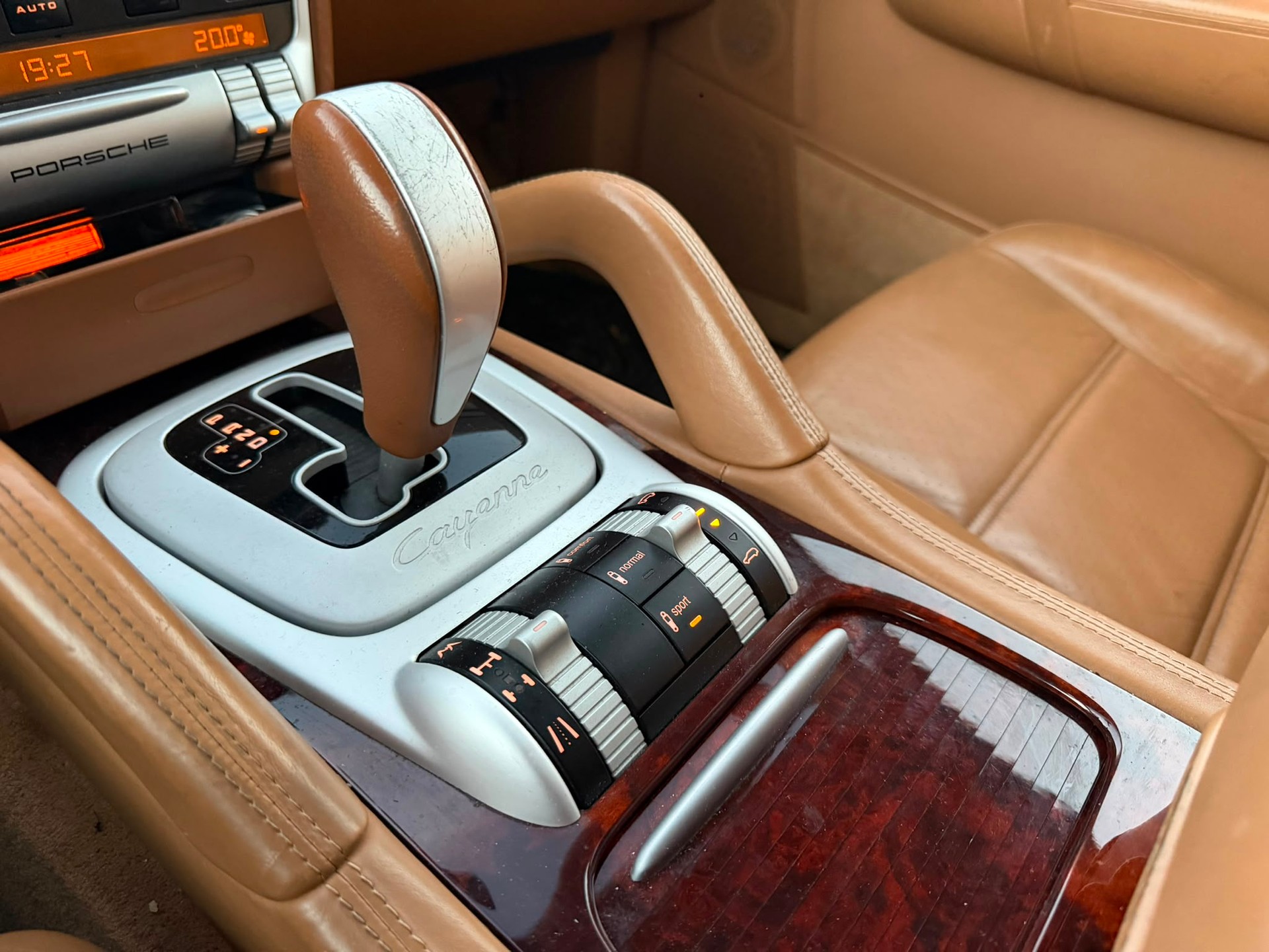 PORSCHE Cayenne Turbo-image-14