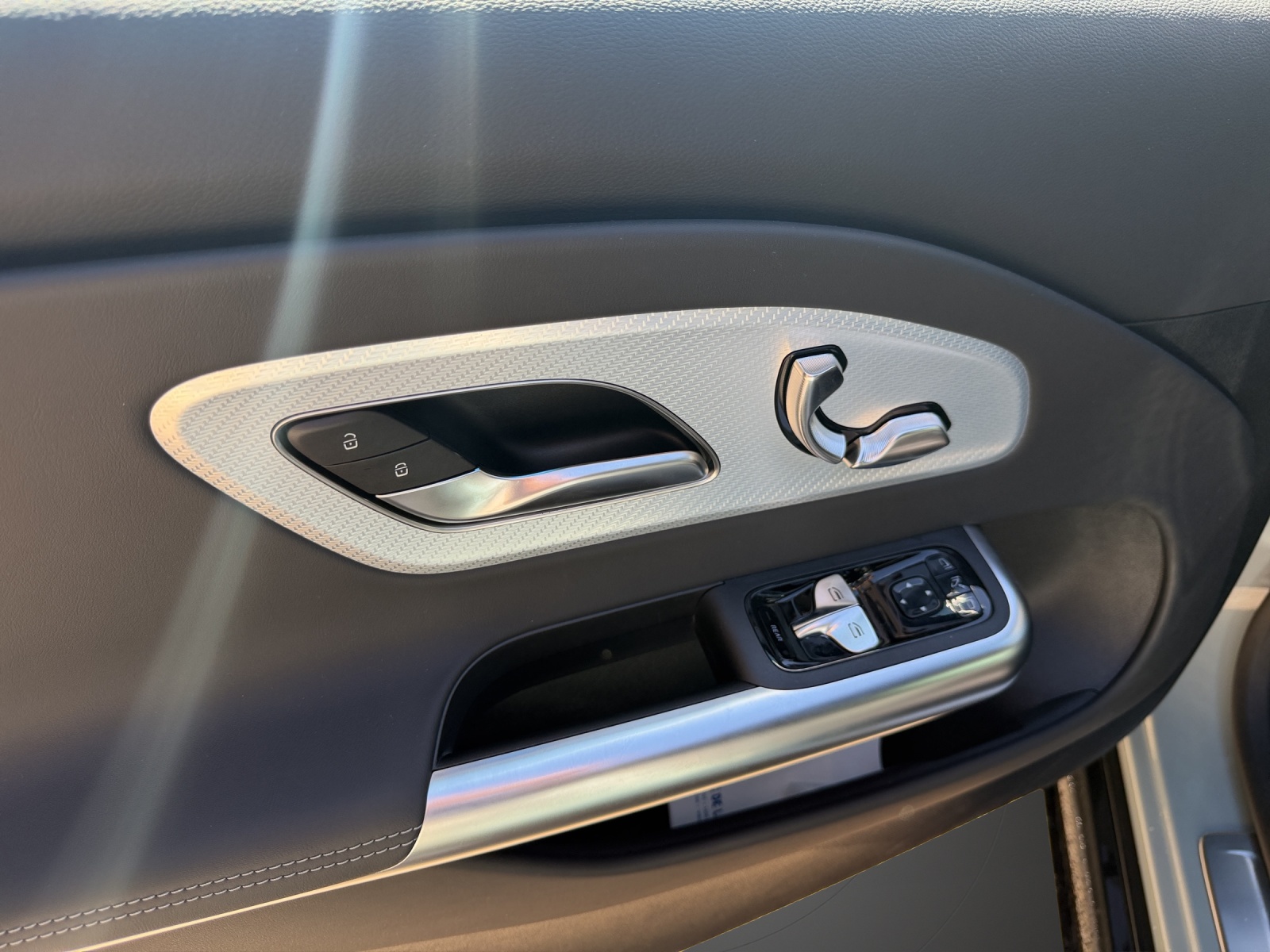 MERCEDES-BENZ CLA 200 4 M-image-14