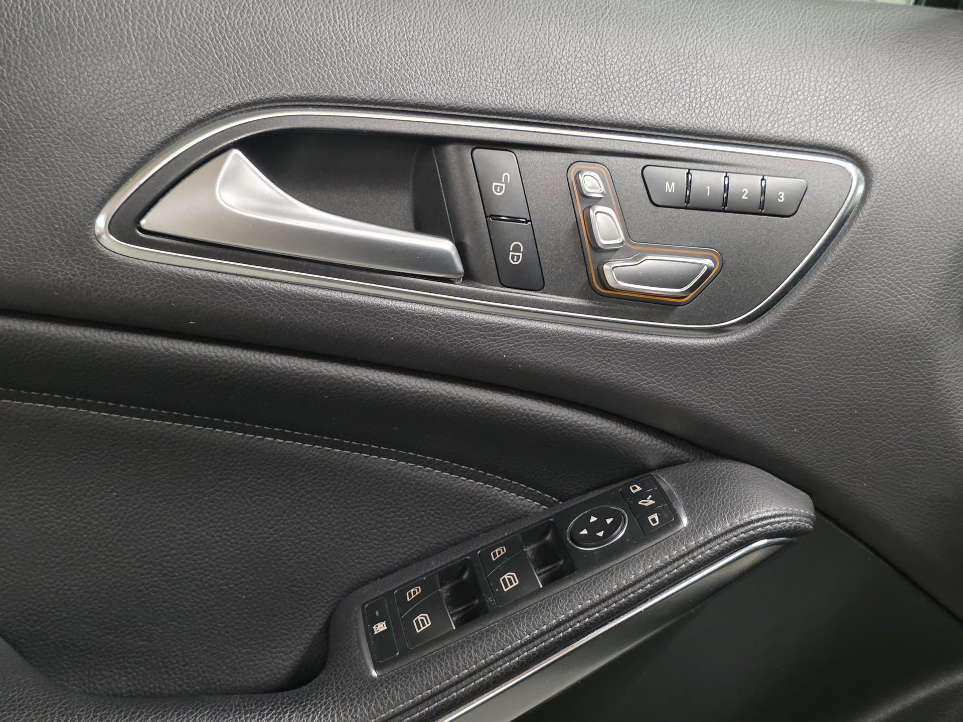 MERCEDES-BENZ GLA 200 Night Star 7G-DCT-image-14