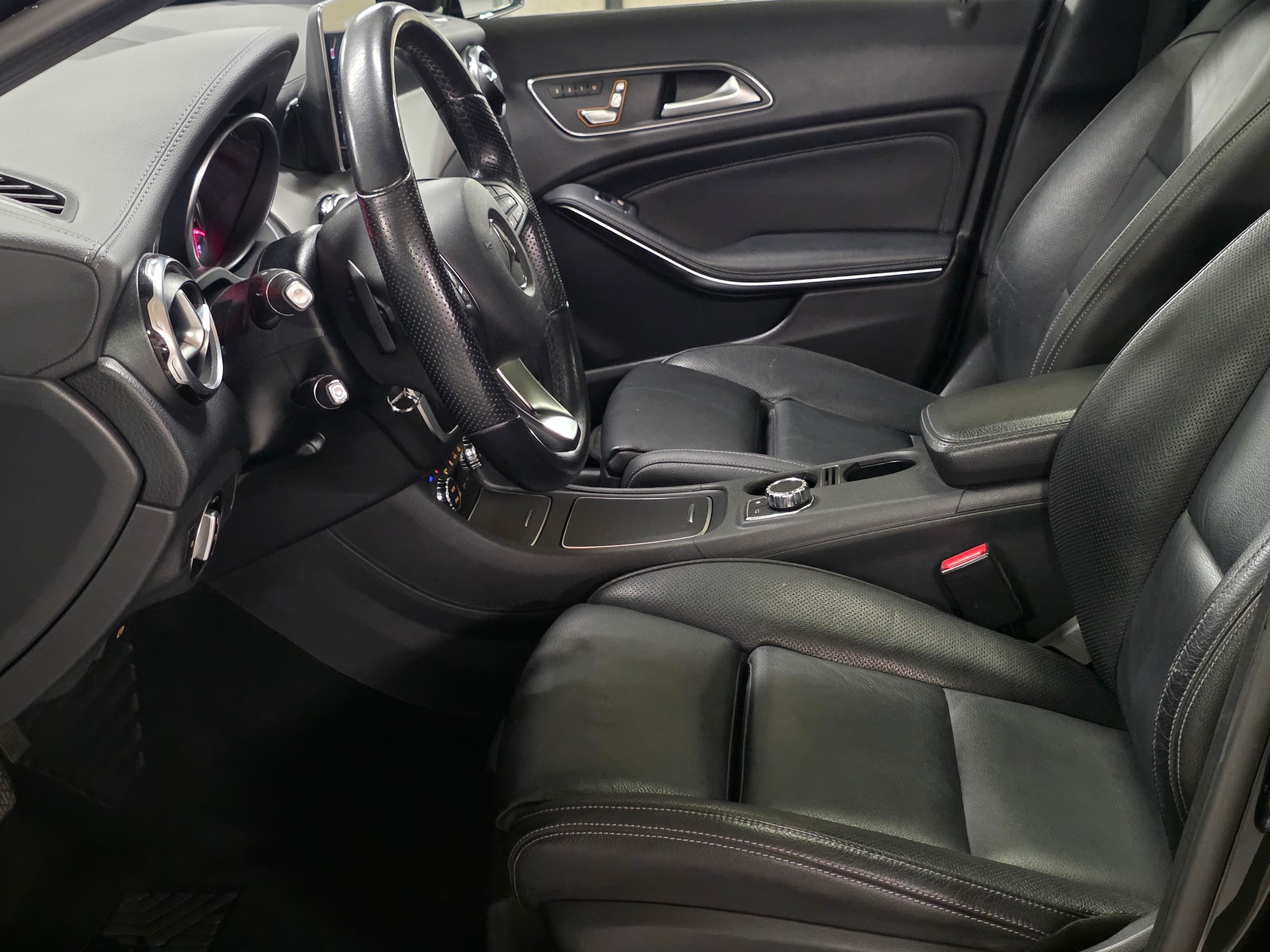 MERCEDES-BENZ GLA 200 Night Star 7G-DCT-image-8