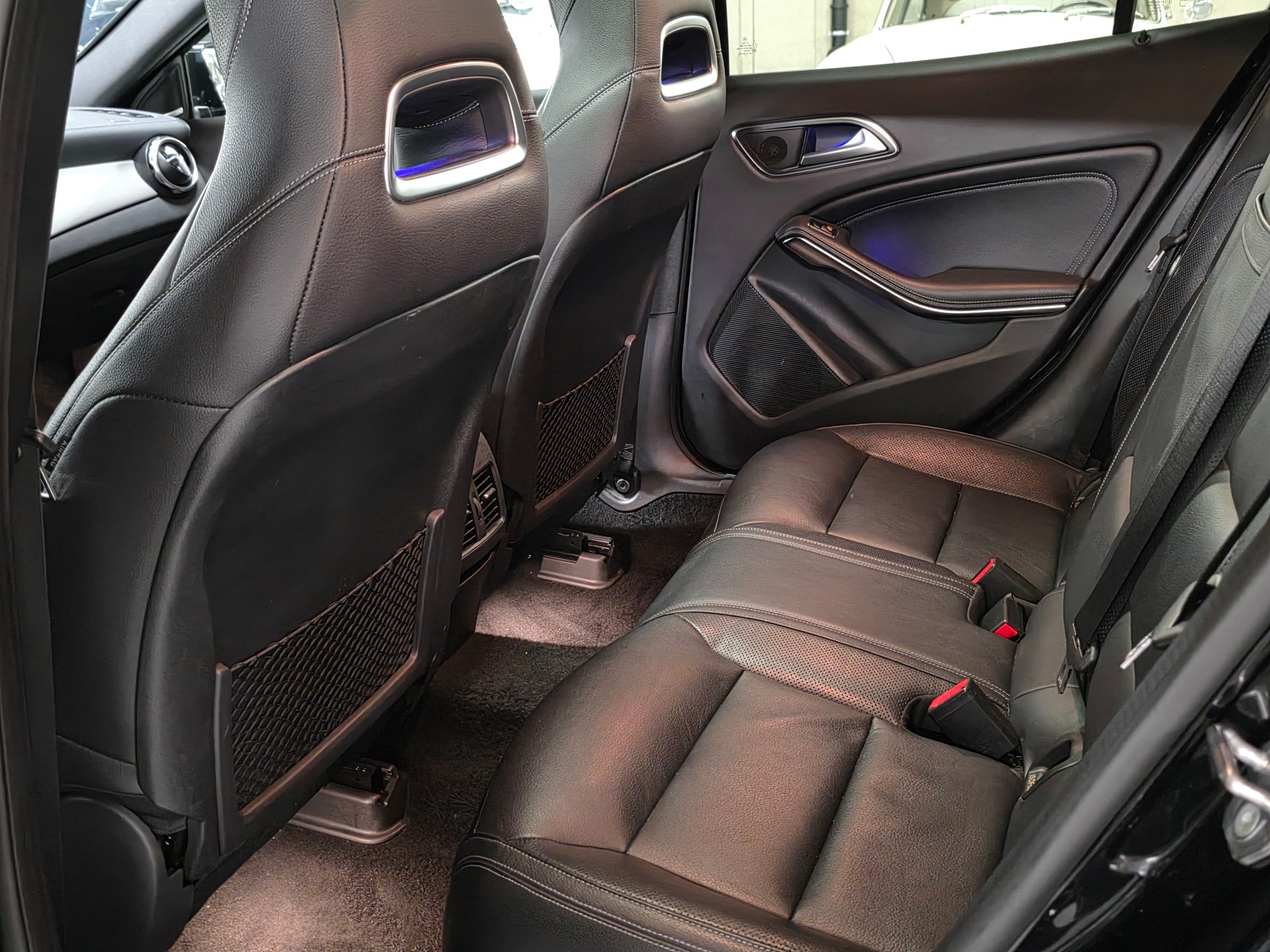 MERCEDES-BENZ GLA 200 Night Star 7G-DCT-image-10