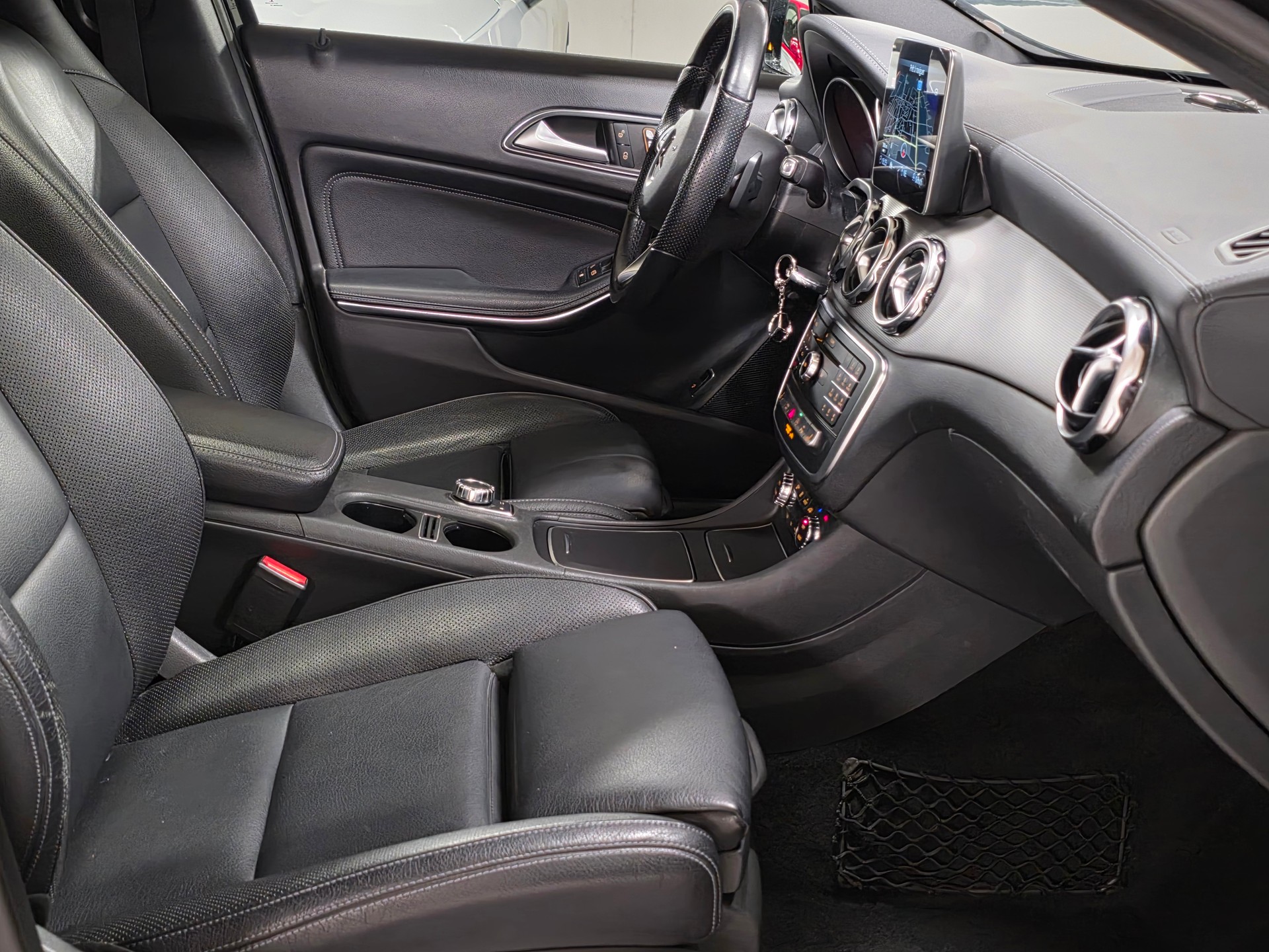 MERCEDES-BENZ GLA 200 Night Star 7G-DCT-image-9