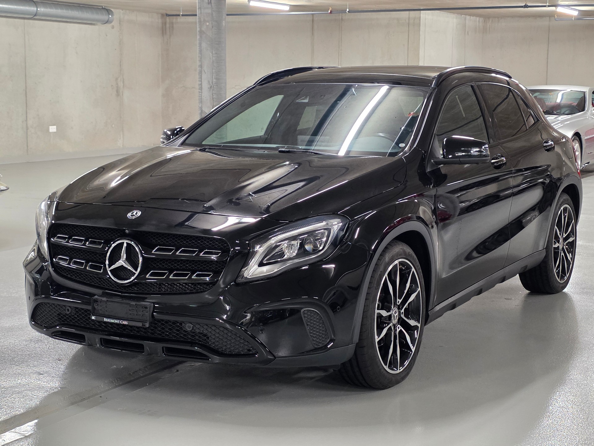 MERCEDES-BENZ GLA 200 Night Star 7G-DCT-image-2