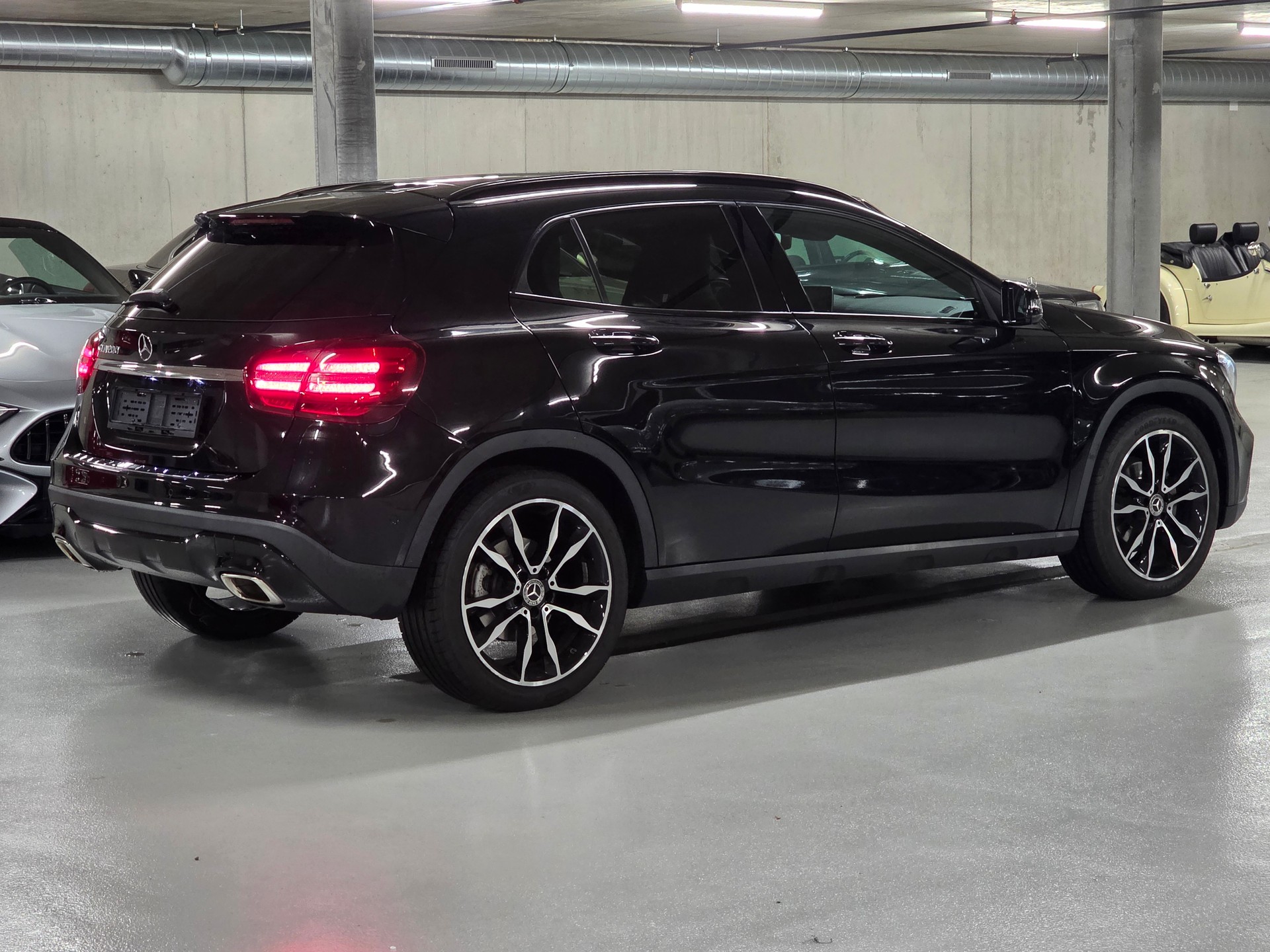 MERCEDES-BENZ GLA 200 Night Star 7G-DCT-image-4