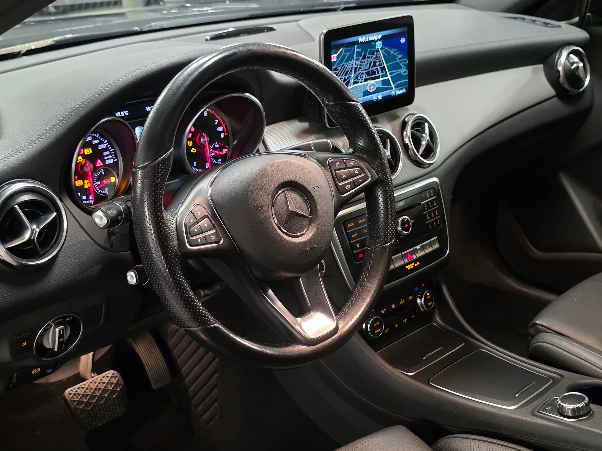 MERCEDES-BENZ GLA 200 Night Star 7G-DCT-image-6