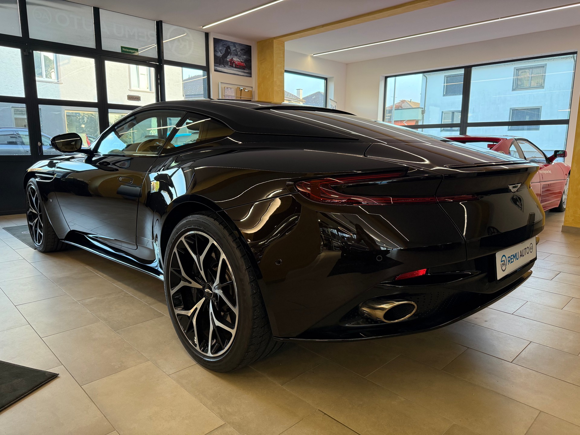 ASTON MARTIN DB11 V12 Launch Edition Touchtronic 3-image-5
