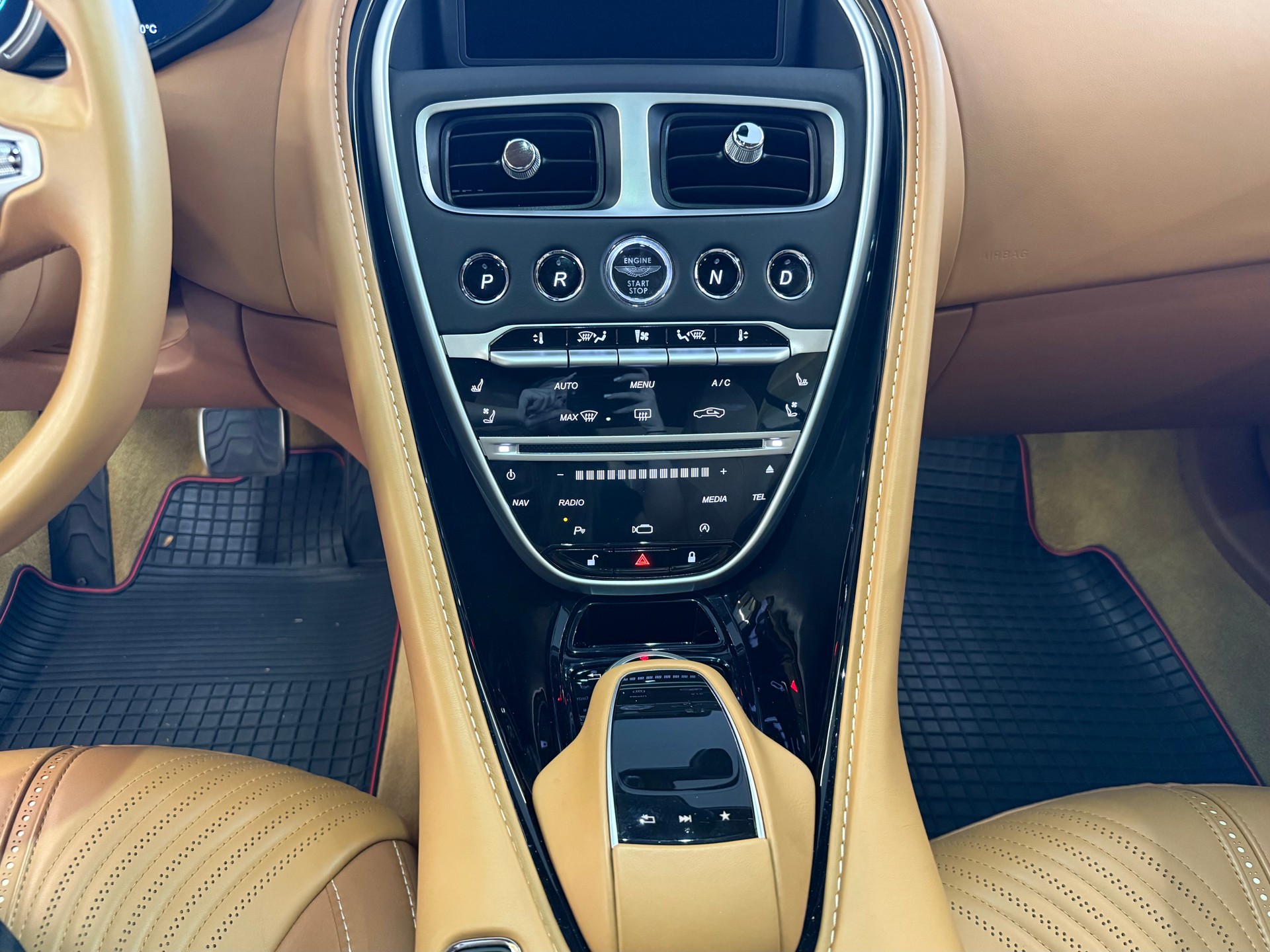 ASTON MARTIN DB11 V12 Launch Edition Touchtronic 3-image-13