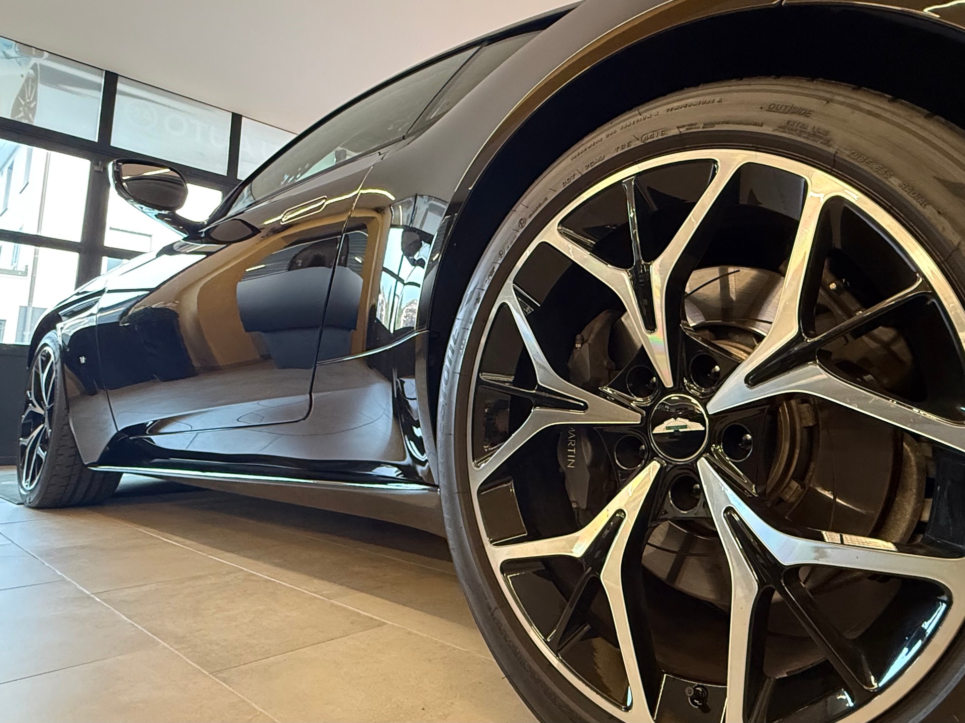 ASTON MARTIN DB11 V12 Launch Edition Touchtronic 3-image-18