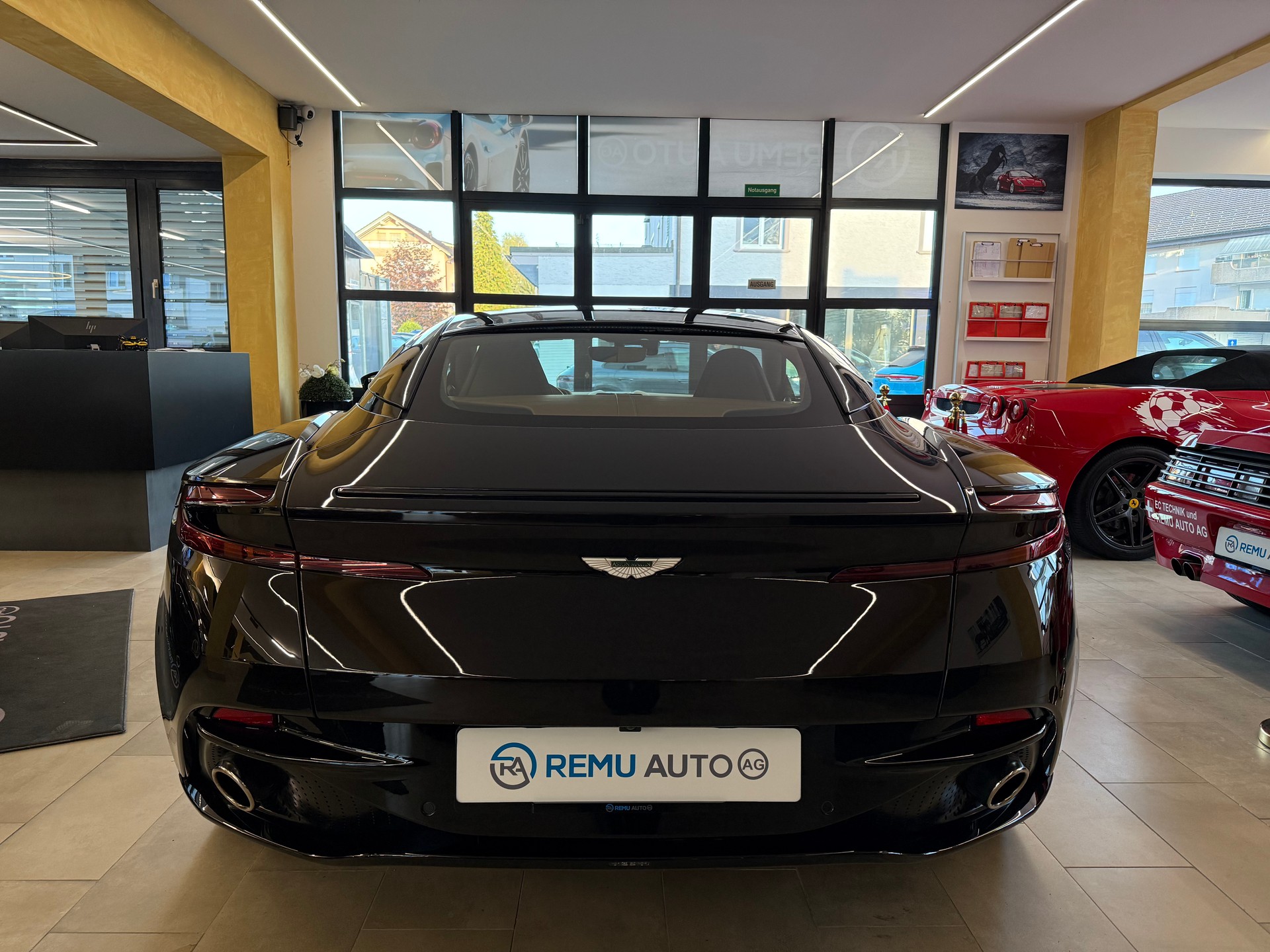 ASTON MARTIN DB11 V12 Launch Edition Touchtronic 3-showroom-element-3