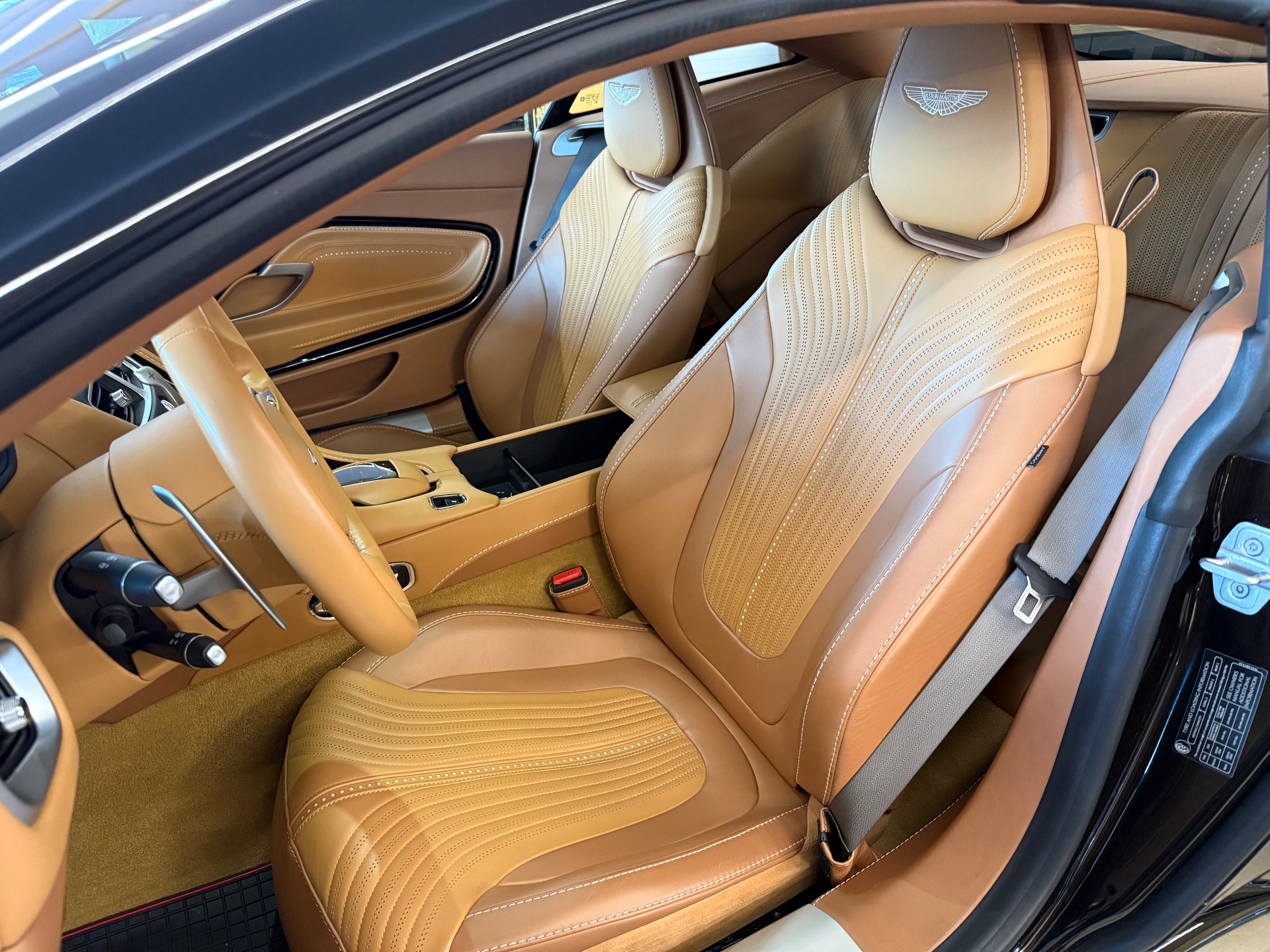 ASTON MARTIN DB11 V12 Launch Edition Touchtronic 3-image-11