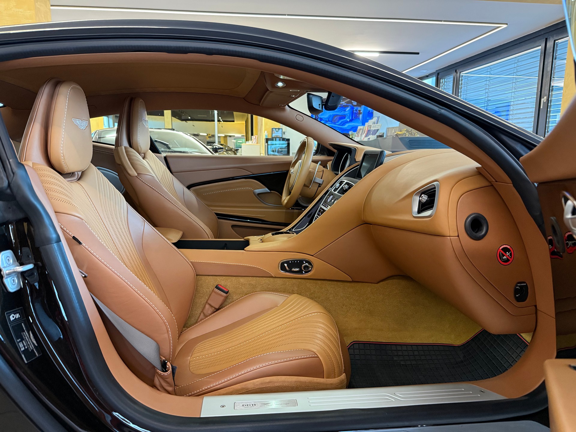 ASTON MARTIN DB11 V12 Launch Edition Touchtronic 3-image-15