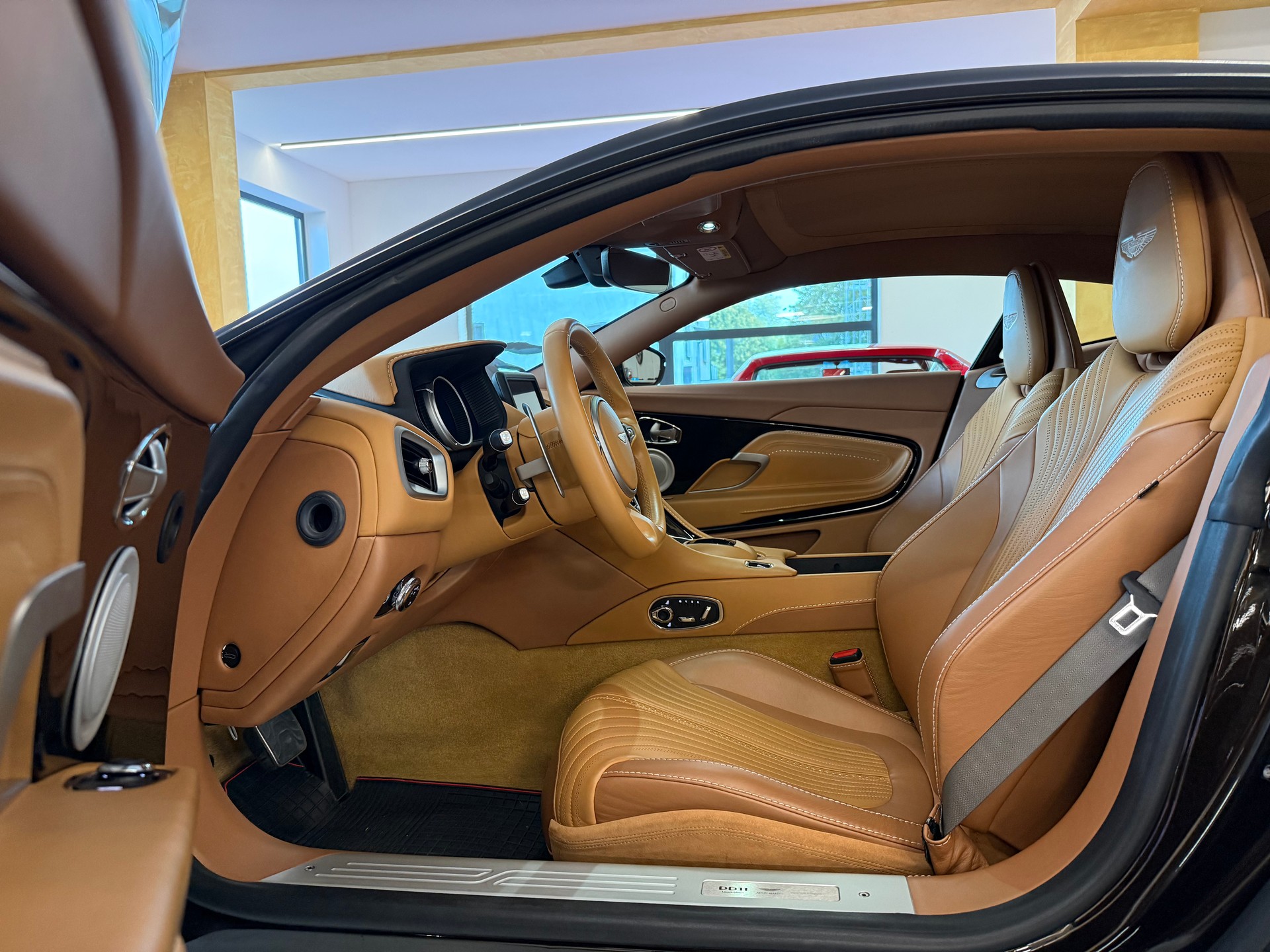 ASTON MARTIN DB11 V12 Launch Edition Touchtronic 3-image-10