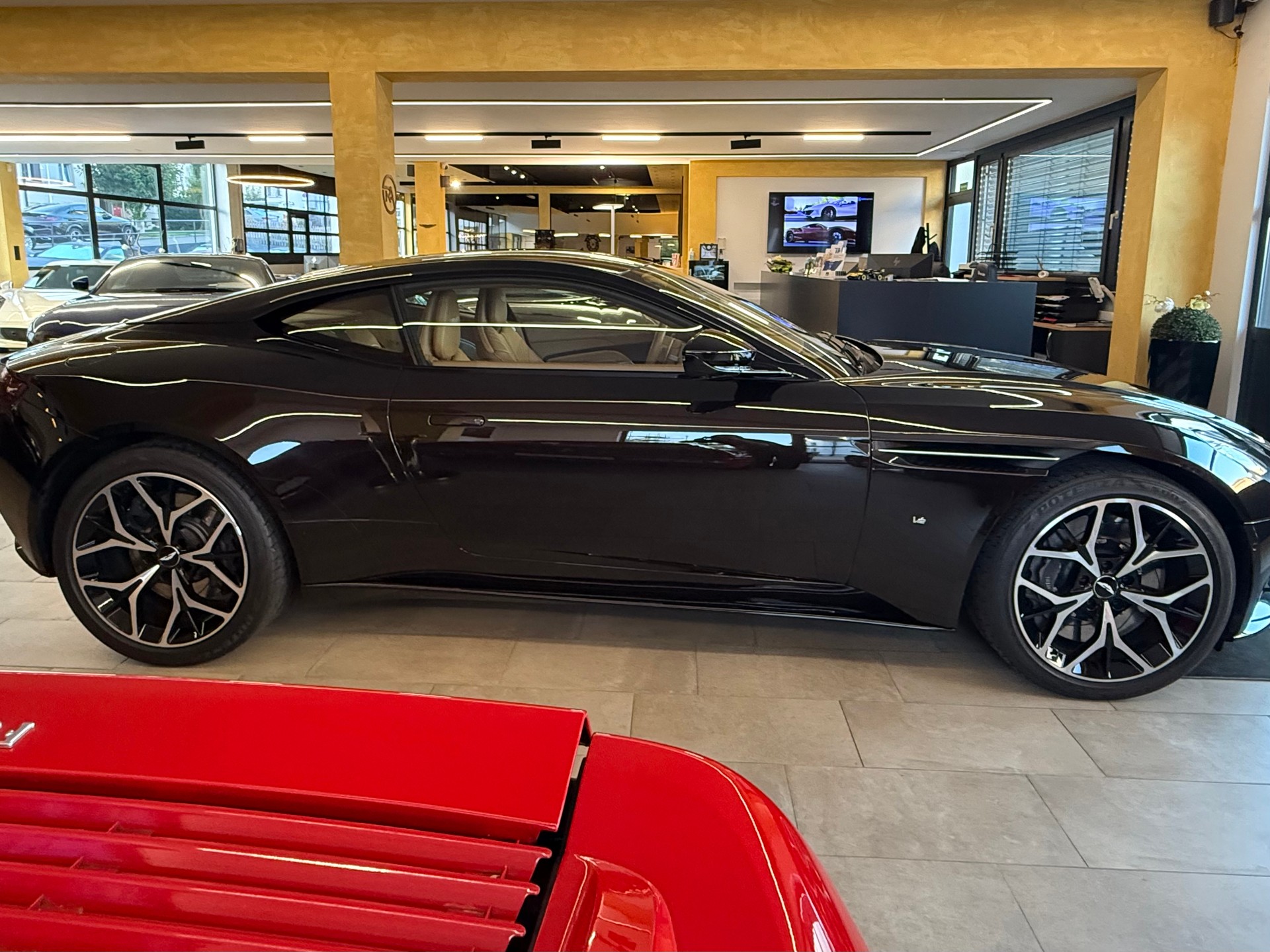 ASTON MARTIN DB11 V12 Launch Edition Touchtronic 3-showroom-element-1