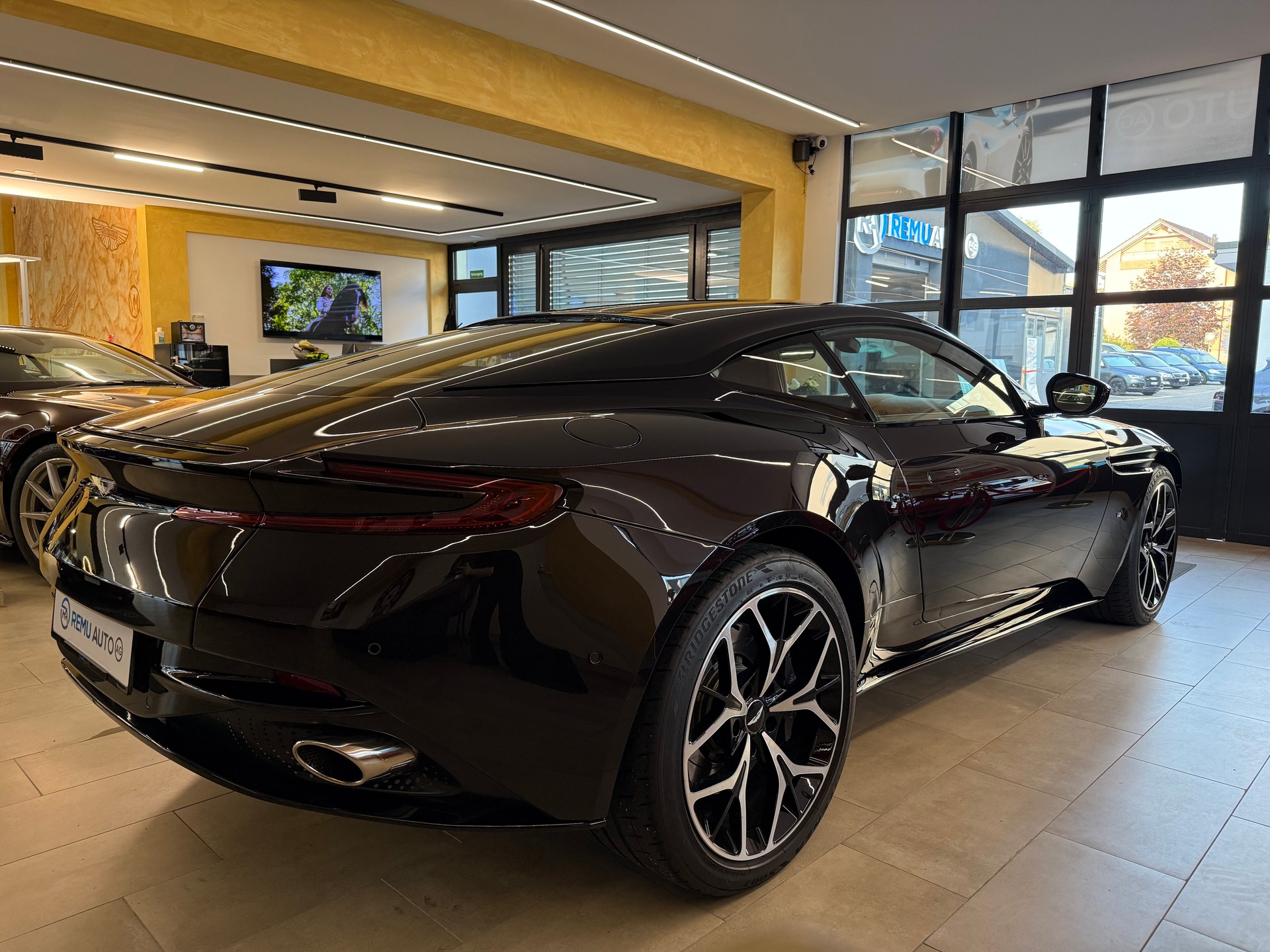 ASTON MARTIN DB11 V12 Launch Edition Touchtronic 3-showroom-element-2