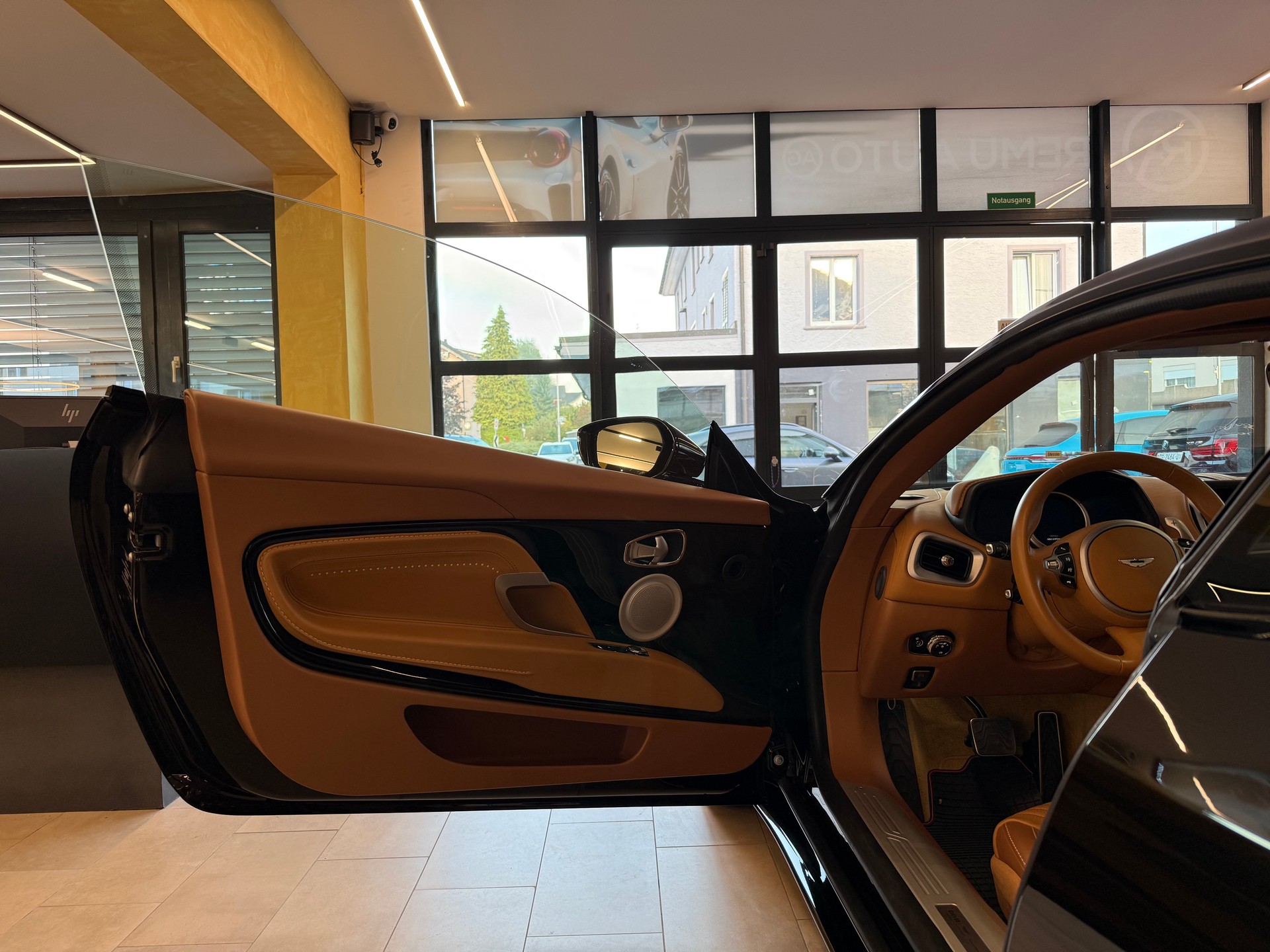 ASTON MARTIN DB11 V12 Launch Edition Touchtronic 3-image-9