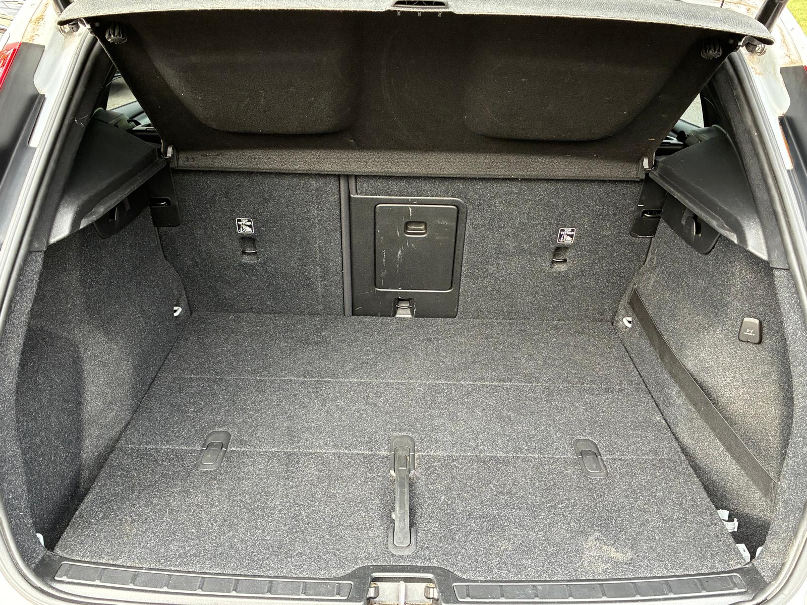 VOLVO XC40 T3 Momentum Geartronic-image-16